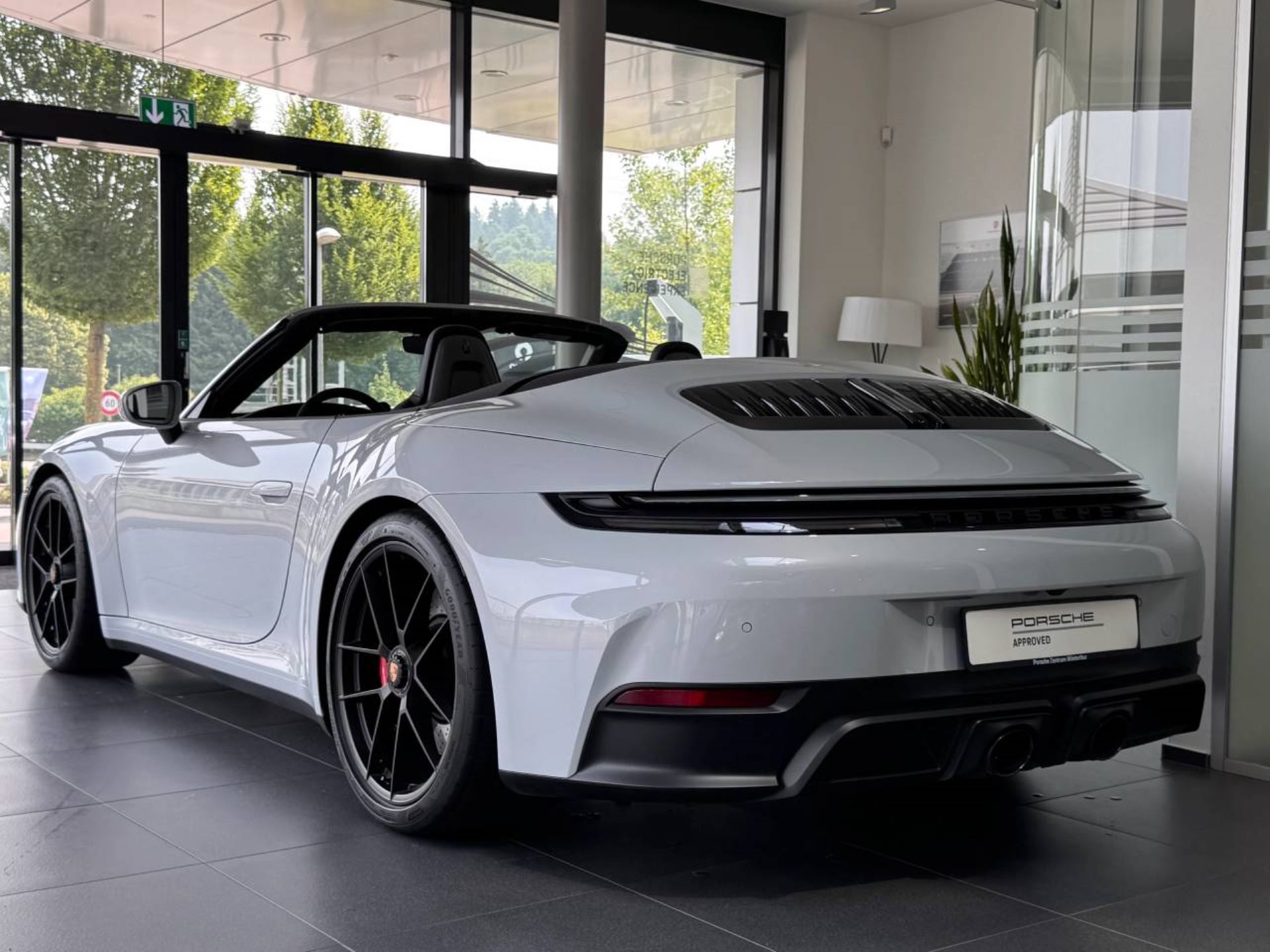 PORSCHE 911 Carrera GTS Cabriolet-image-11