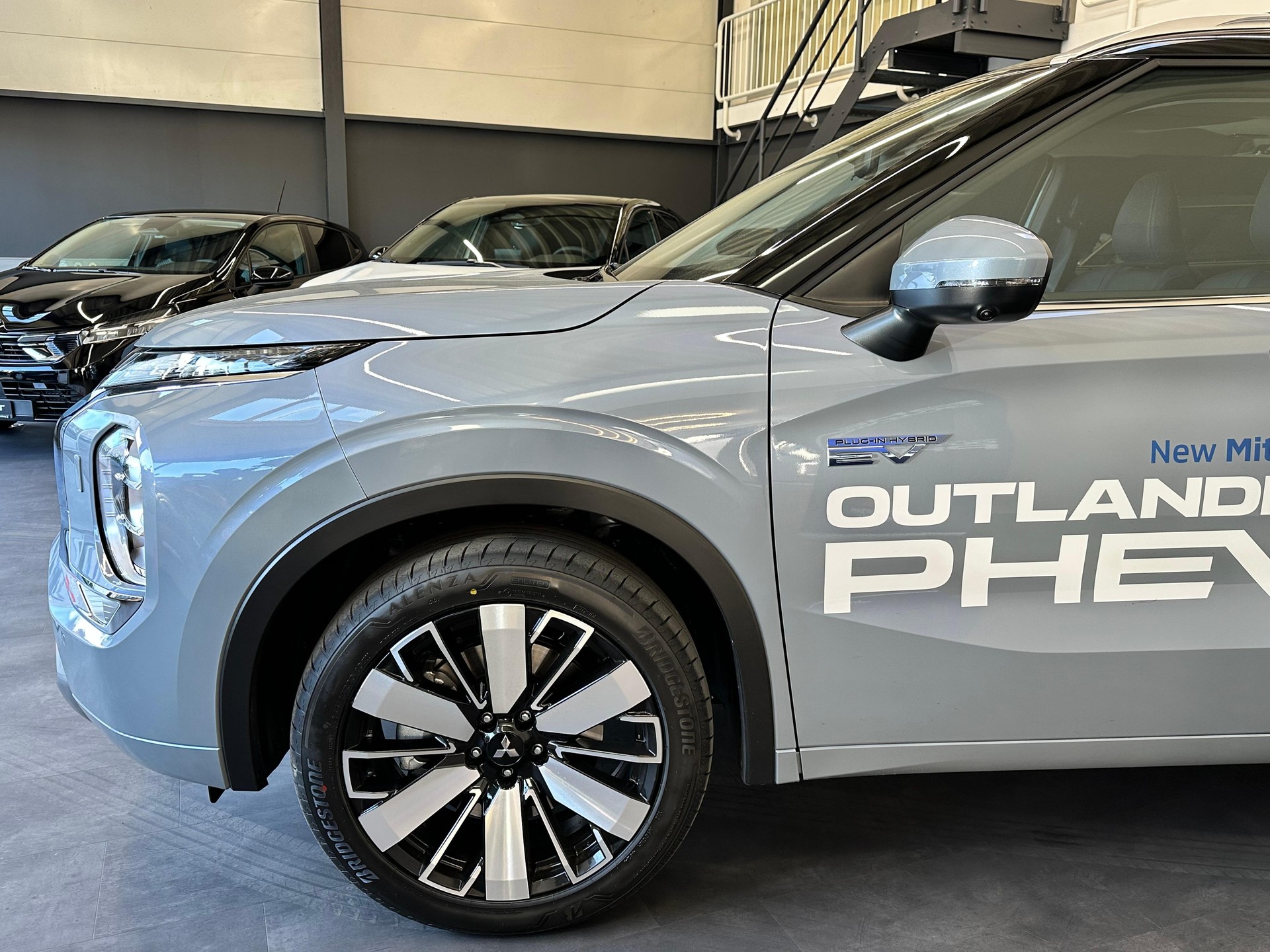 MITSUBISHI Outlander 2.4 PHEV Instyle 4x4-image-1