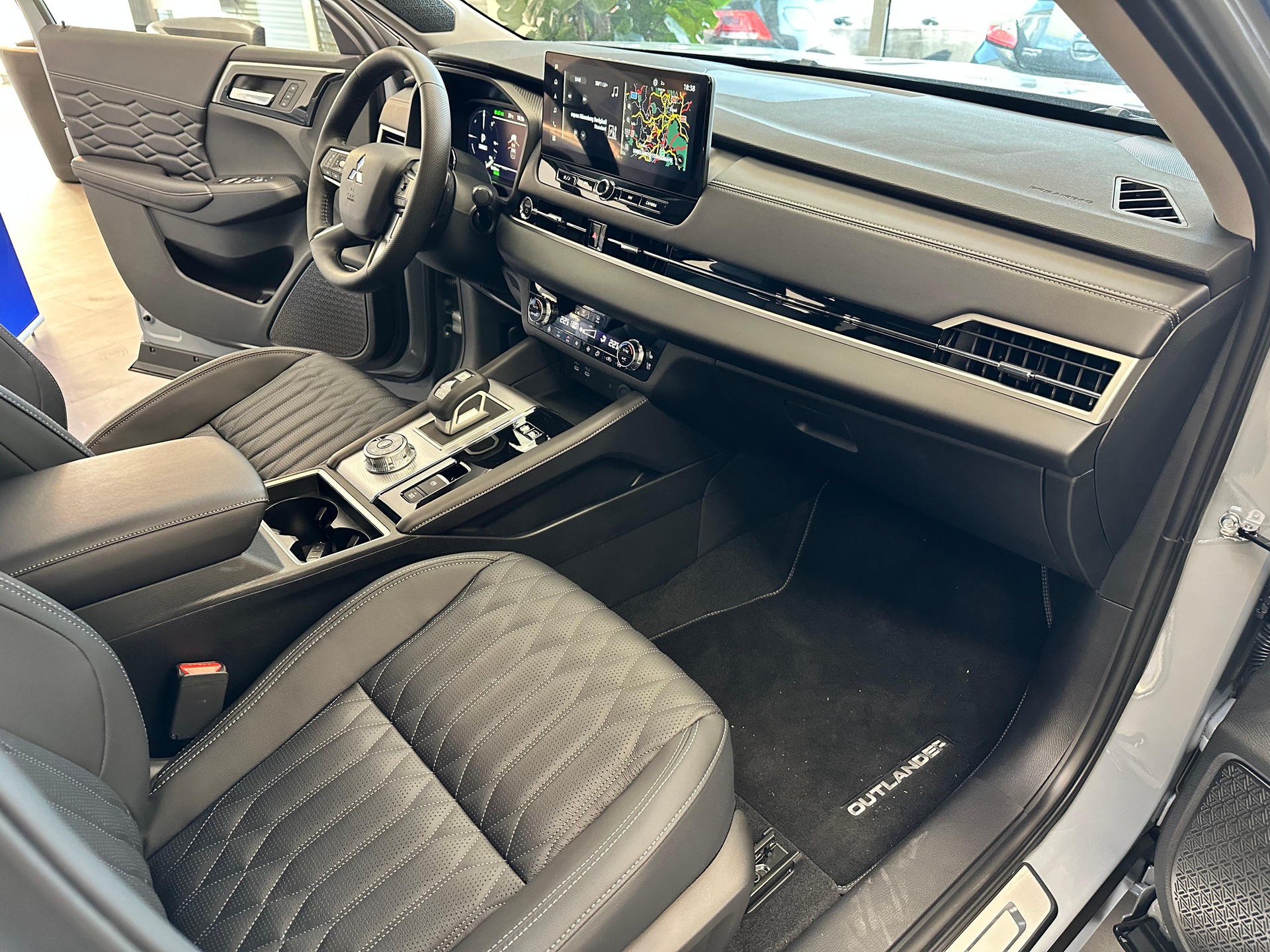 MITSUBISHI Outlander 2.4 PHEV Instyle 4x4-image-13