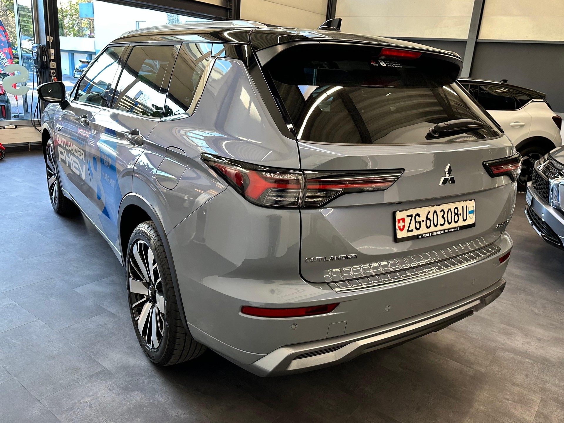 MITSUBISHI Outlander 2.4 PHEV Instyle 4x4-image-2