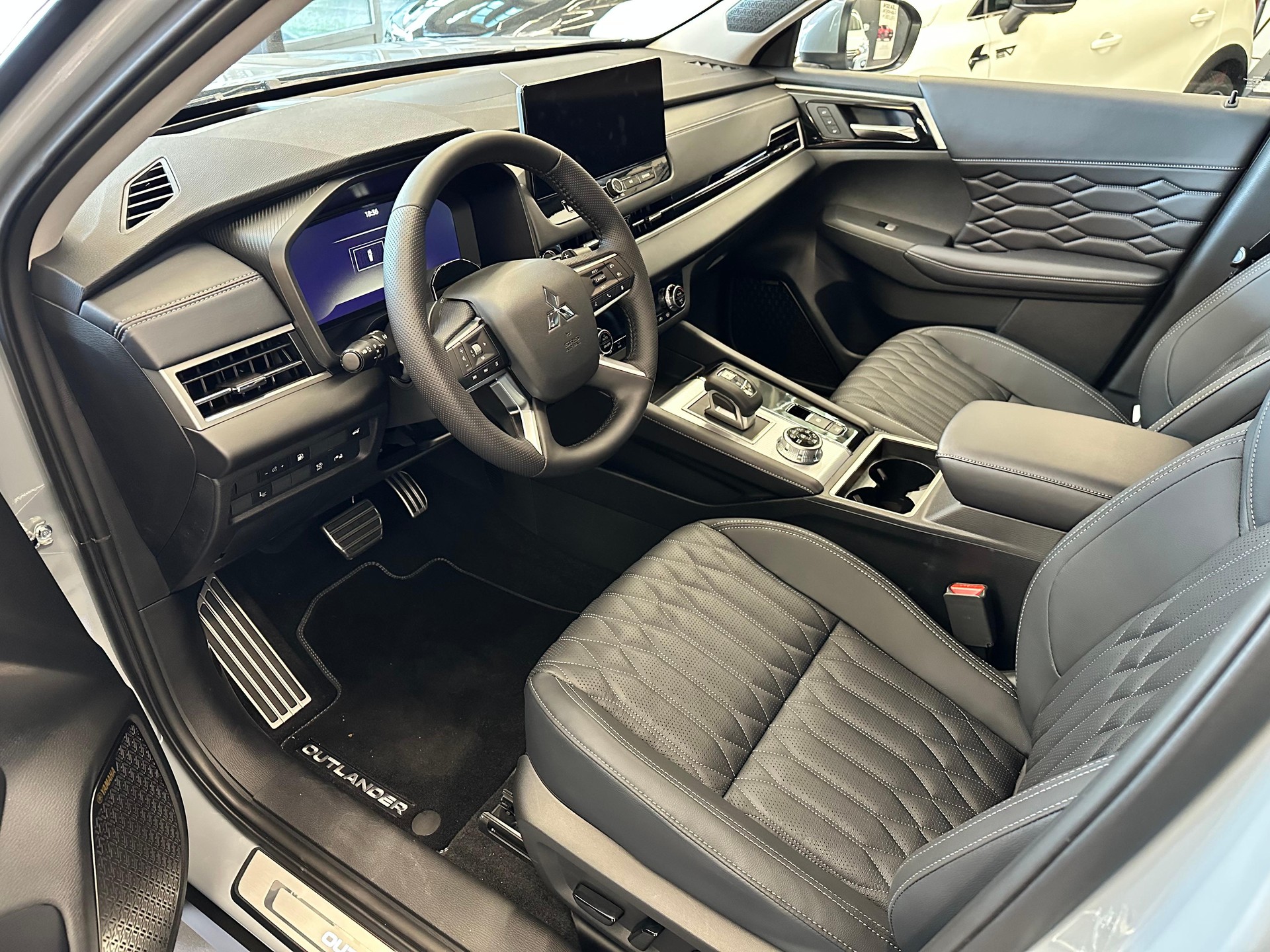 MITSUBISHI Outlander 2.4 PHEV Instyle 4x4-image-10