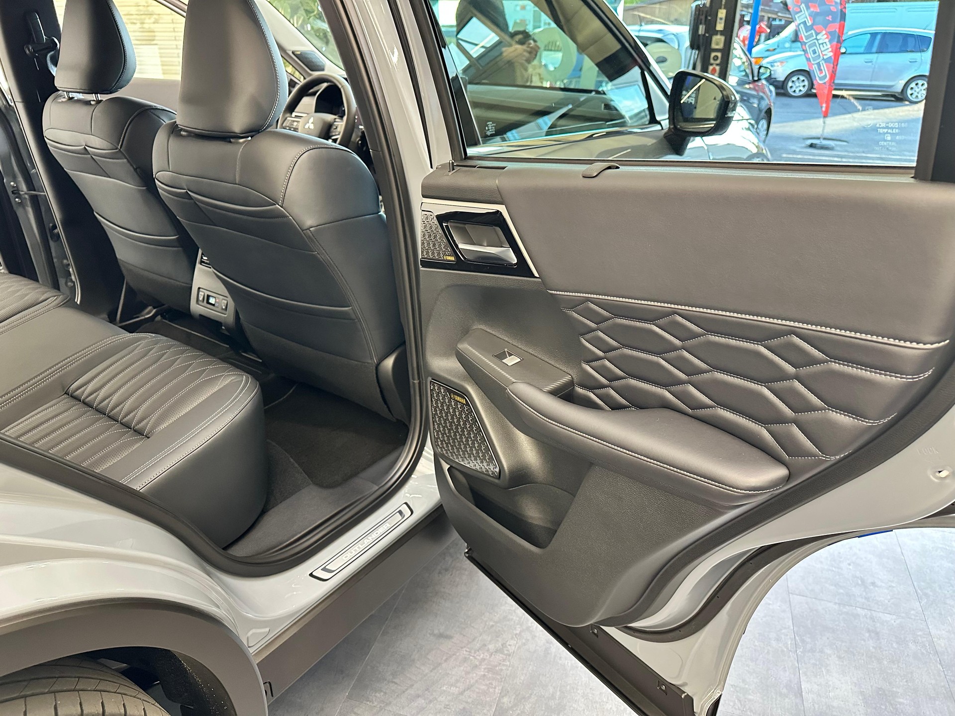 MITSUBISHI Outlander 2.4 PHEV Instyle 4x4-image-14