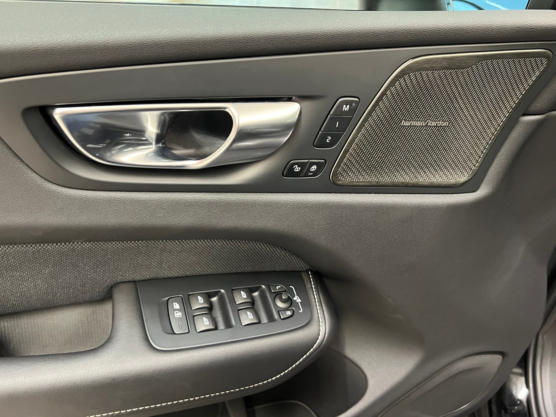VOLVO XC60 B5 Benzin Mild Hybrid AWD Black Edition Geartronic-image-12