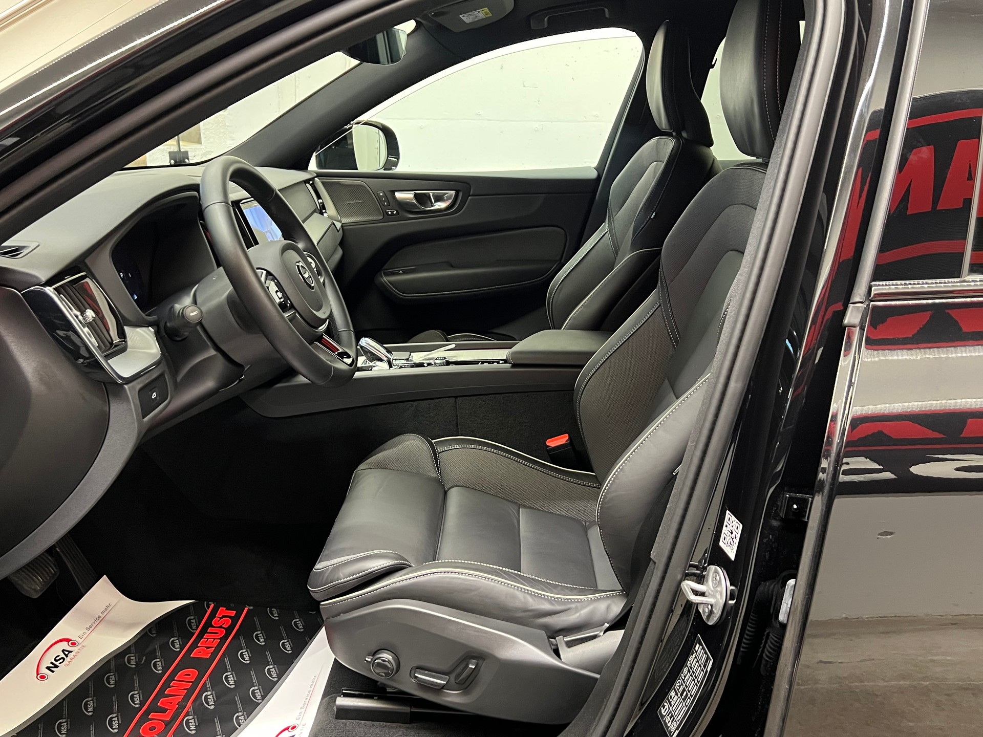 VOLVO XC60 B5 Benzin Mild Hybrid AWD Black Edition Geartronic-image-13