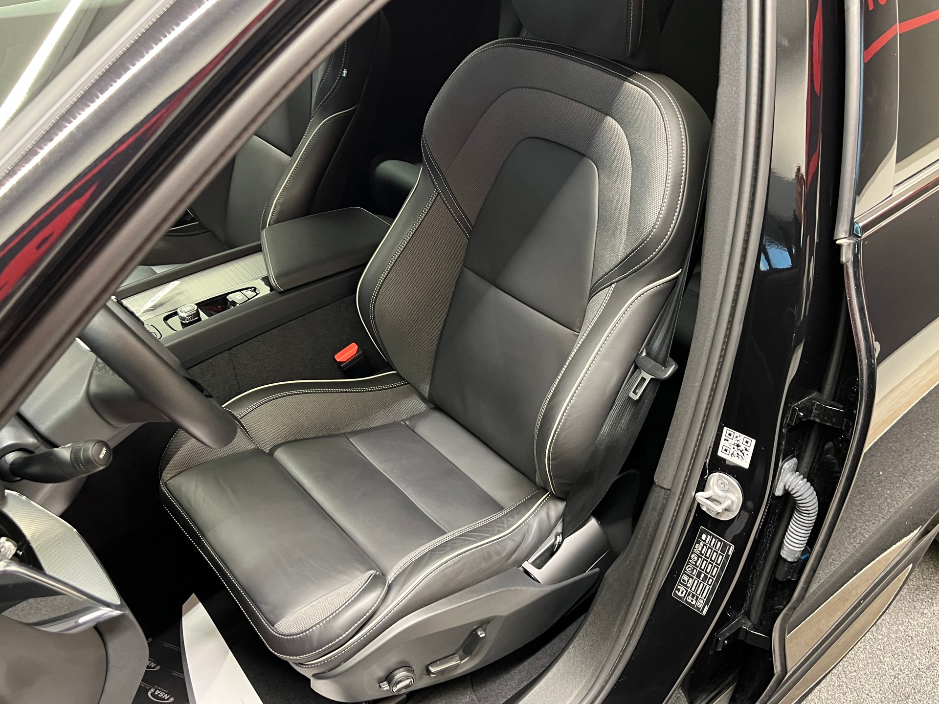 VOLVO XC60 B5 Benzin Mild Hybrid AWD Black Edition Geartronic-image-14