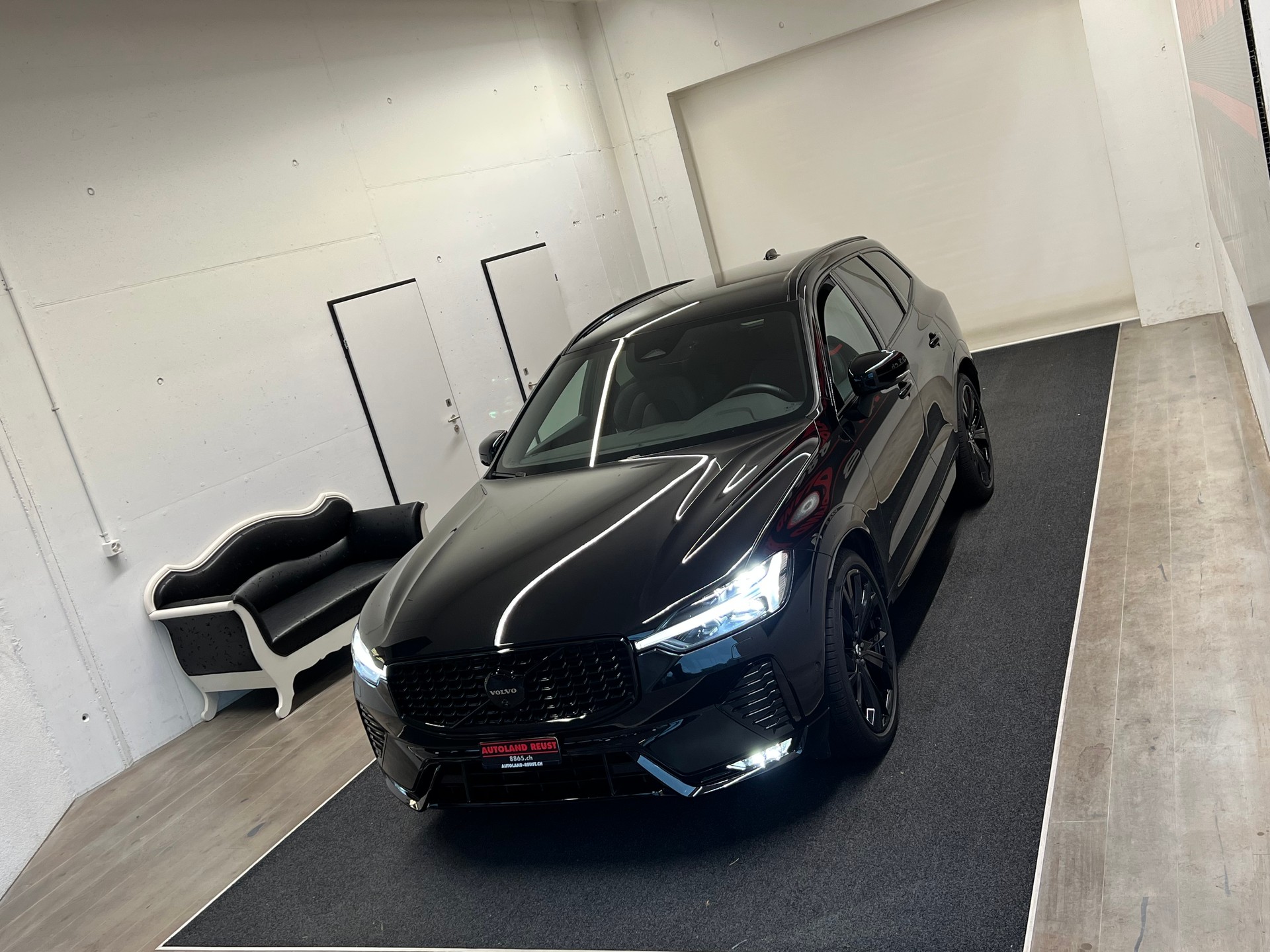 VOLVO XC60 B5 Benzin Mild Hybrid AWD Black Edition Geartronic-image-3