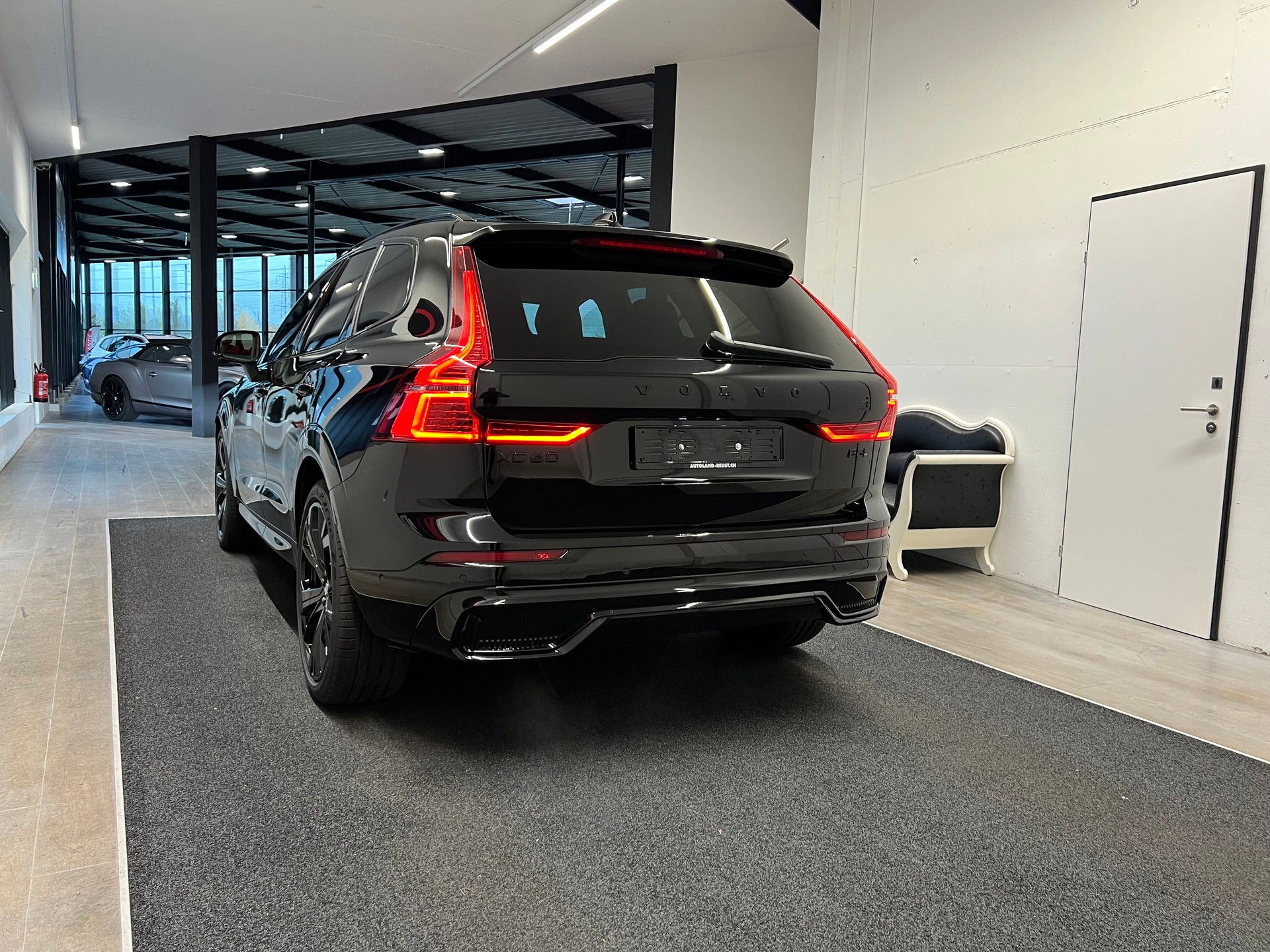 VOLVO XC60 B5 Benzin Mild Hybrid AWD Black Edition Geartronic-image-6