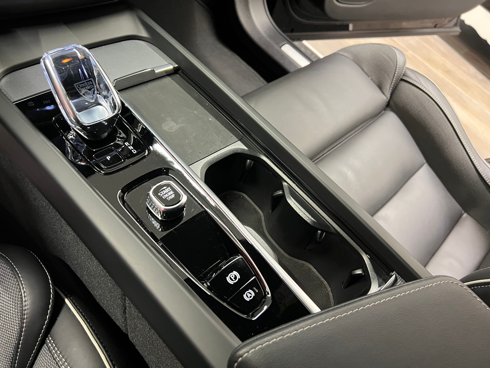 VOLVO XC60 B5 Benzin Mild Hybrid AWD Black Edition Geartronic-image-23