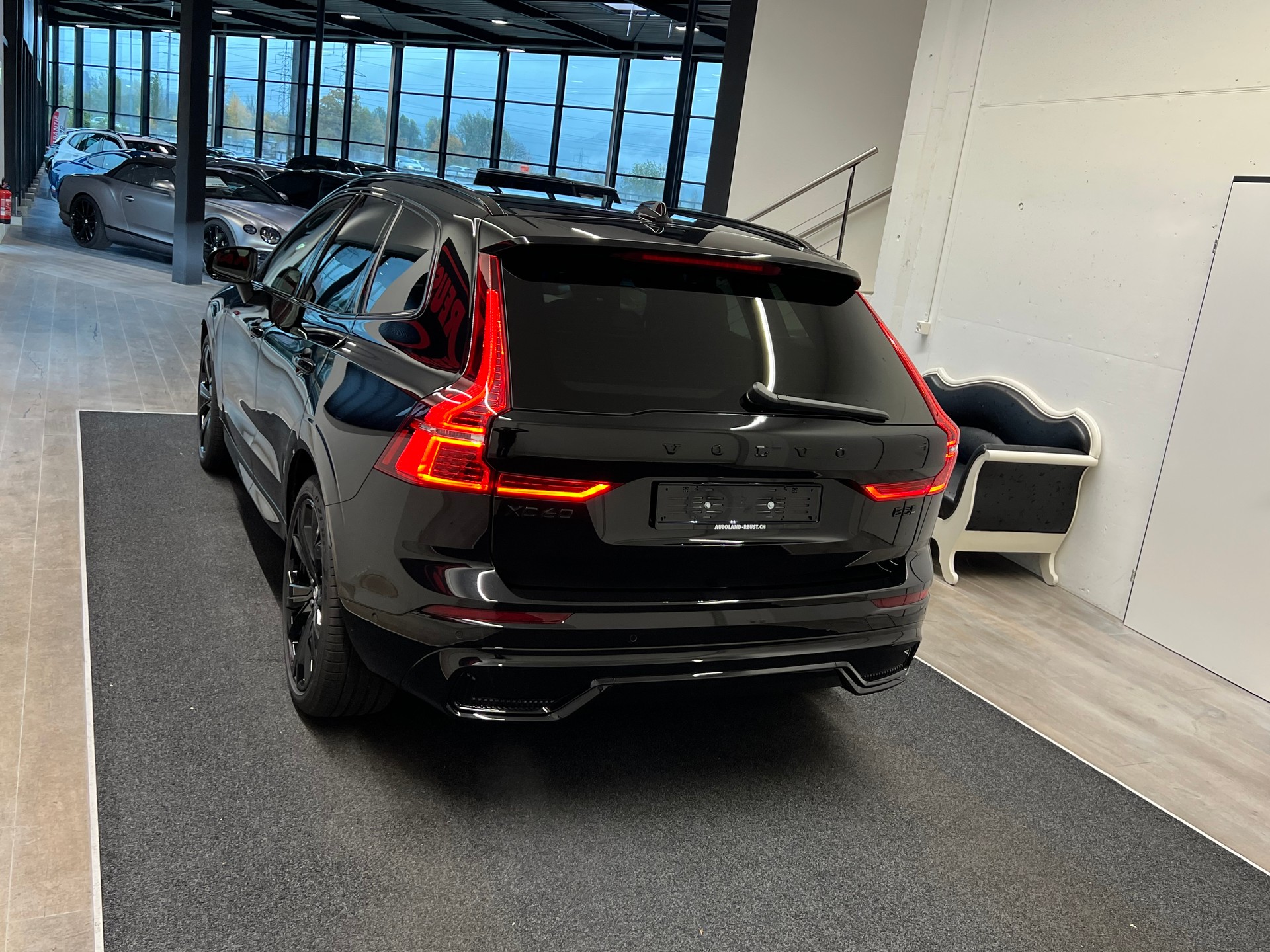 VOLVO XC60 B5 Benzin Mild Hybrid AWD Black Edition Geartronic-image-7