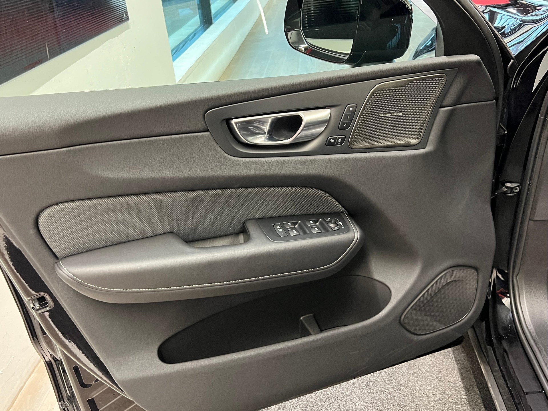 VOLVO XC60 B5 Benzin Mild Hybrid AWD Black Edition Geartronic-image-11