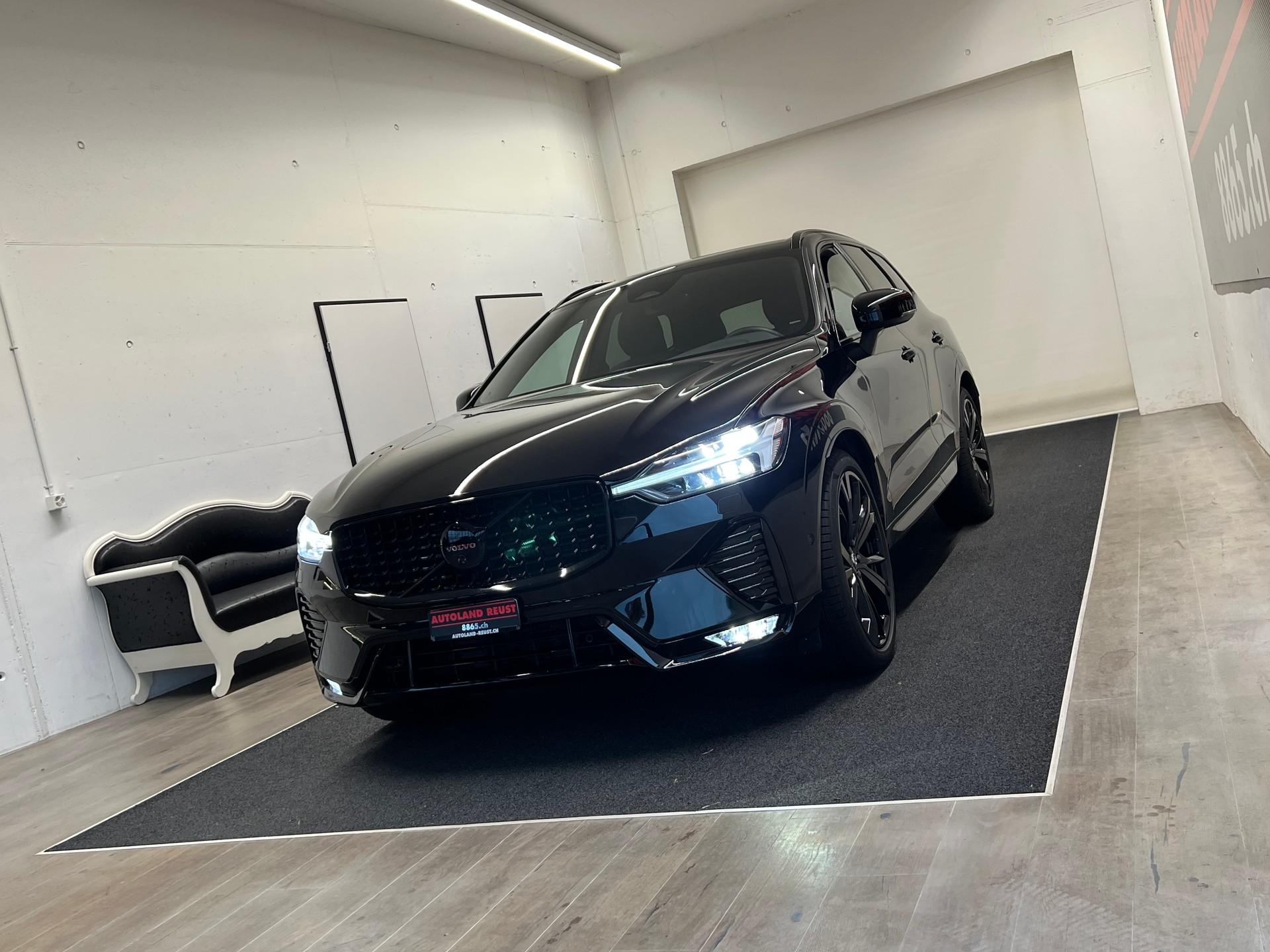 VOLVO XC60 B5 Benzin Mild Hybrid AWD Black Edition Geartronic-image-2
