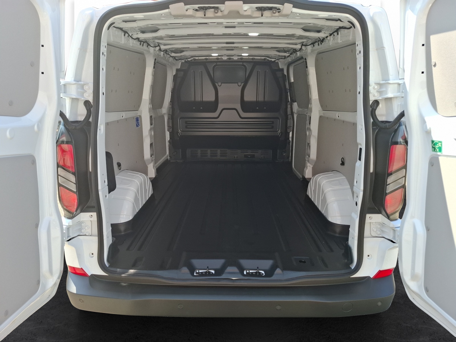 FORD Transit Custom Van 320 L2 2.5 Duratec 233 Trend PHEV-image-5