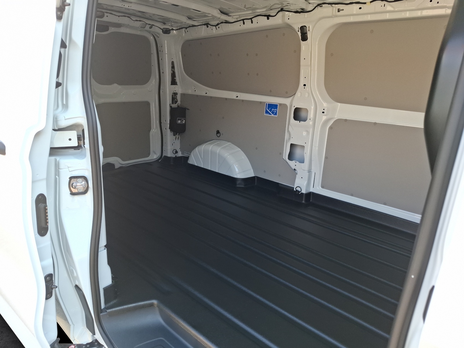 FORD Transit Custom Van 320 L2 2.5 Duratec 233 Trend PHEV-image-10