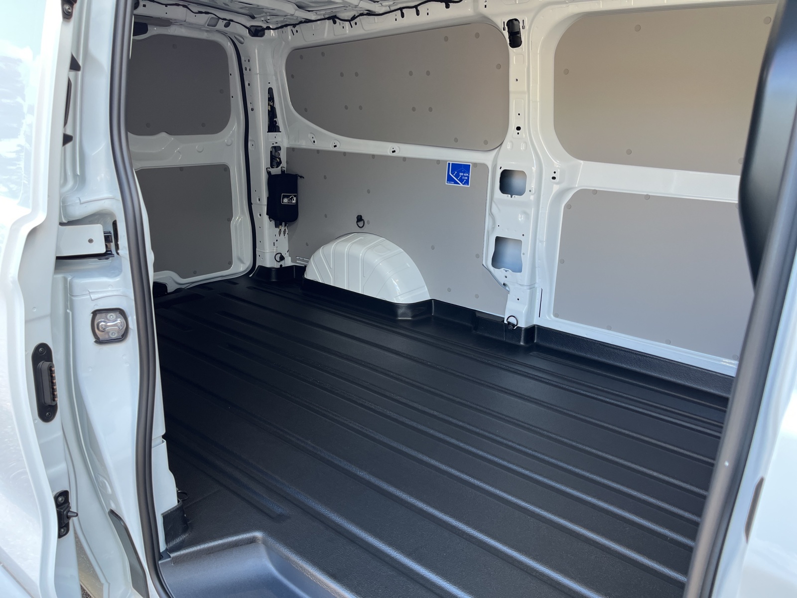 FORD Transit Custom Van 320 L2 2.5 Duratec 233 Trend PHEV-image-3
