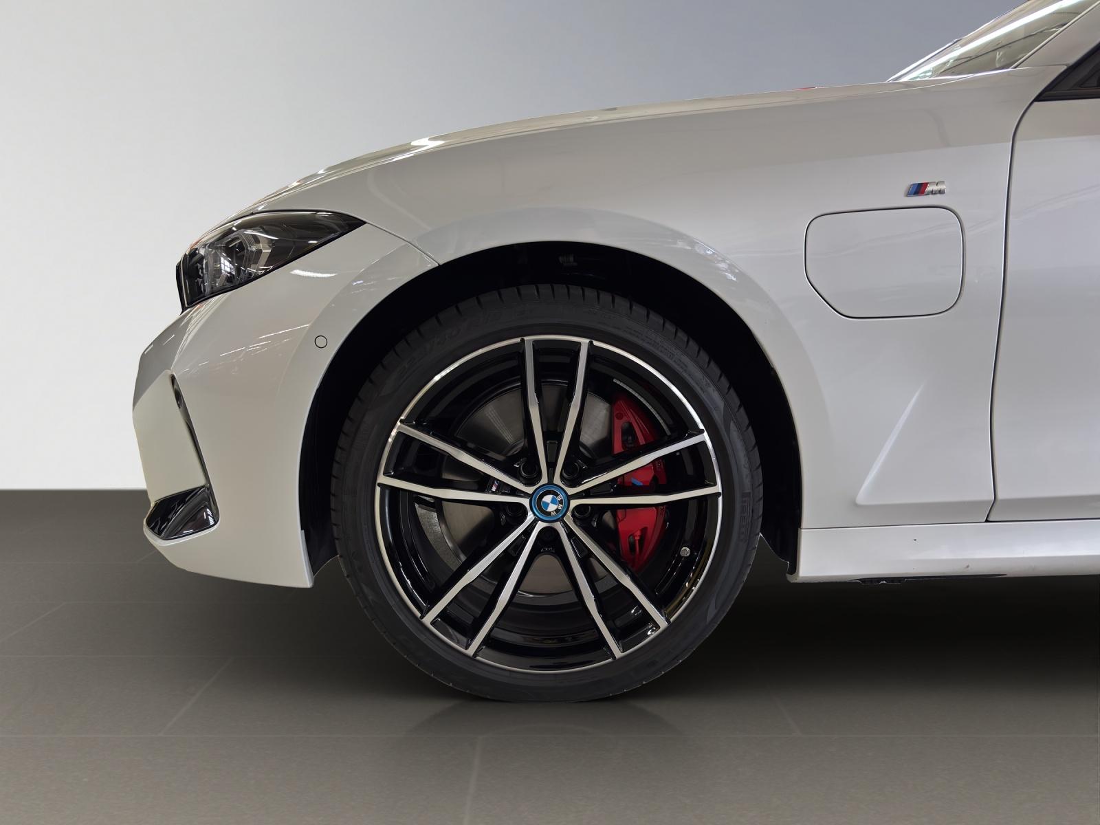 BMW 330e xDrive SAG Touring-image-2