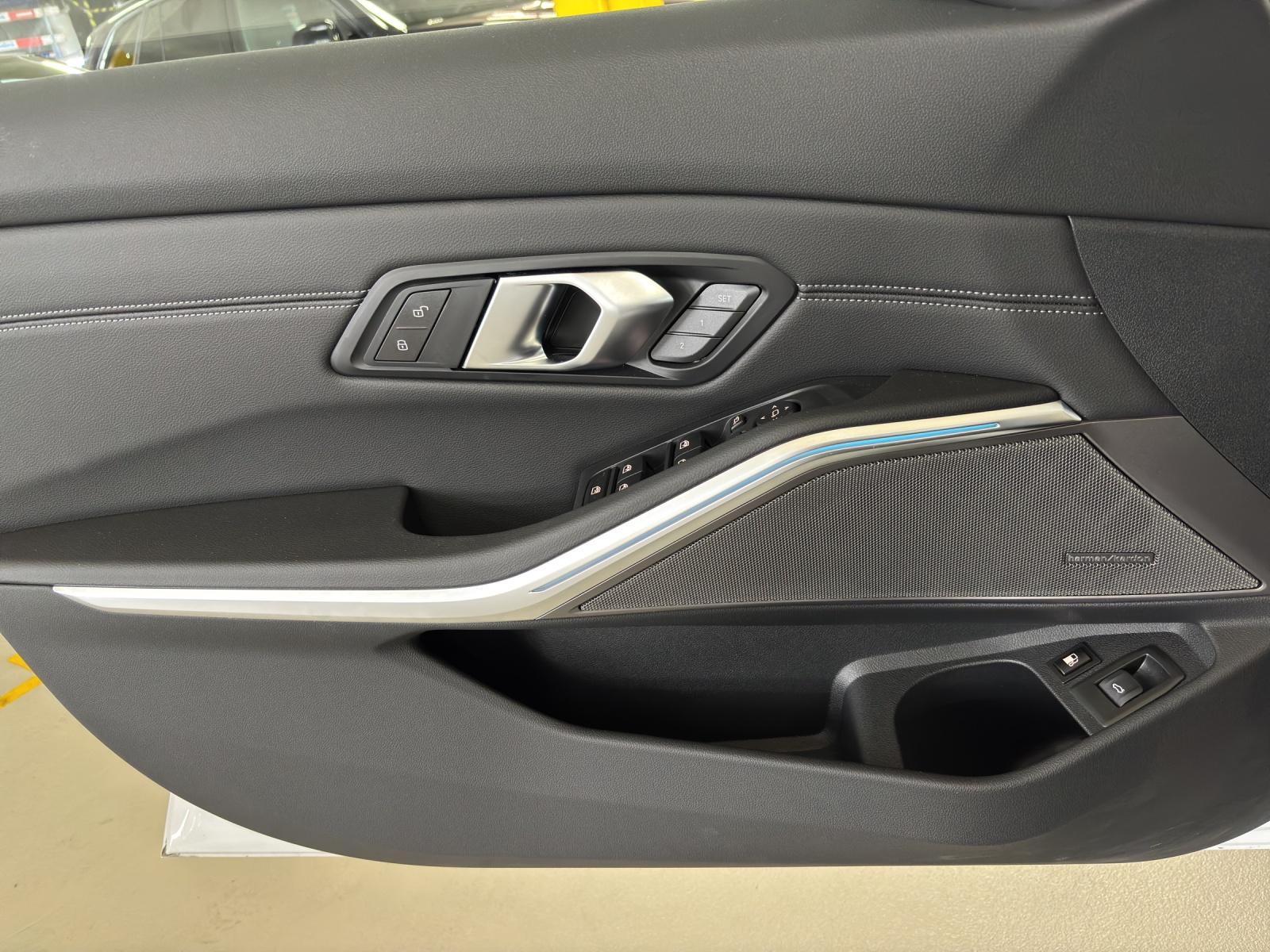BMW 330e xDrive SAG Touring-image-5