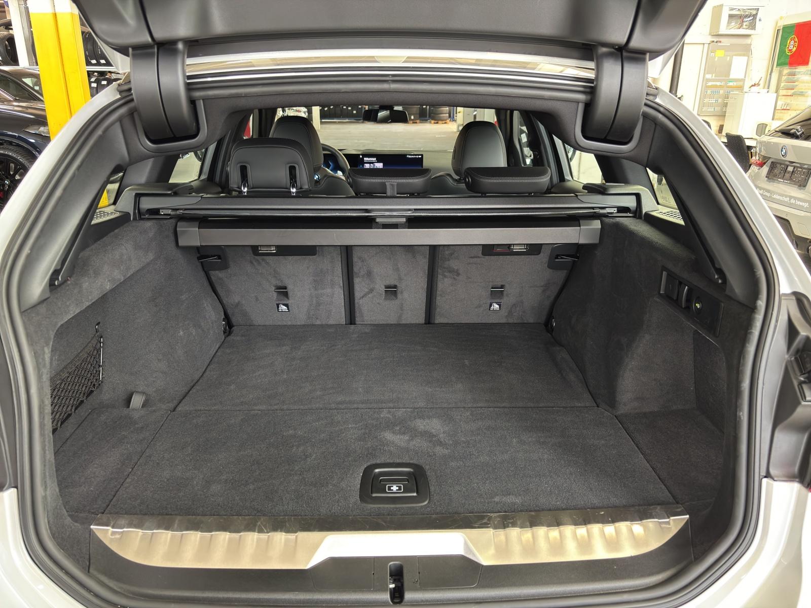 BMW 330e xDrive SAG Touring-image-14
