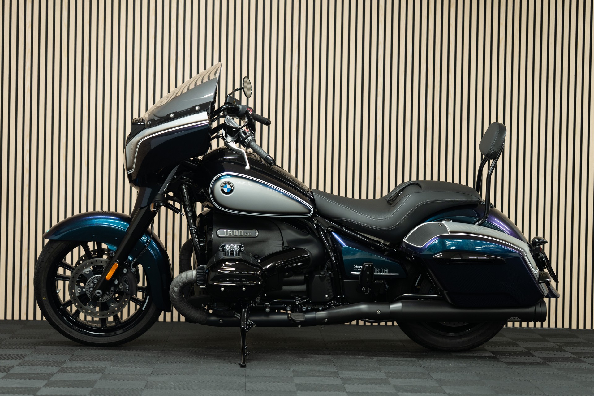 BMW R 18 B mit Jekill & Hyde Klappenauspuffanlage-showroom-element-1