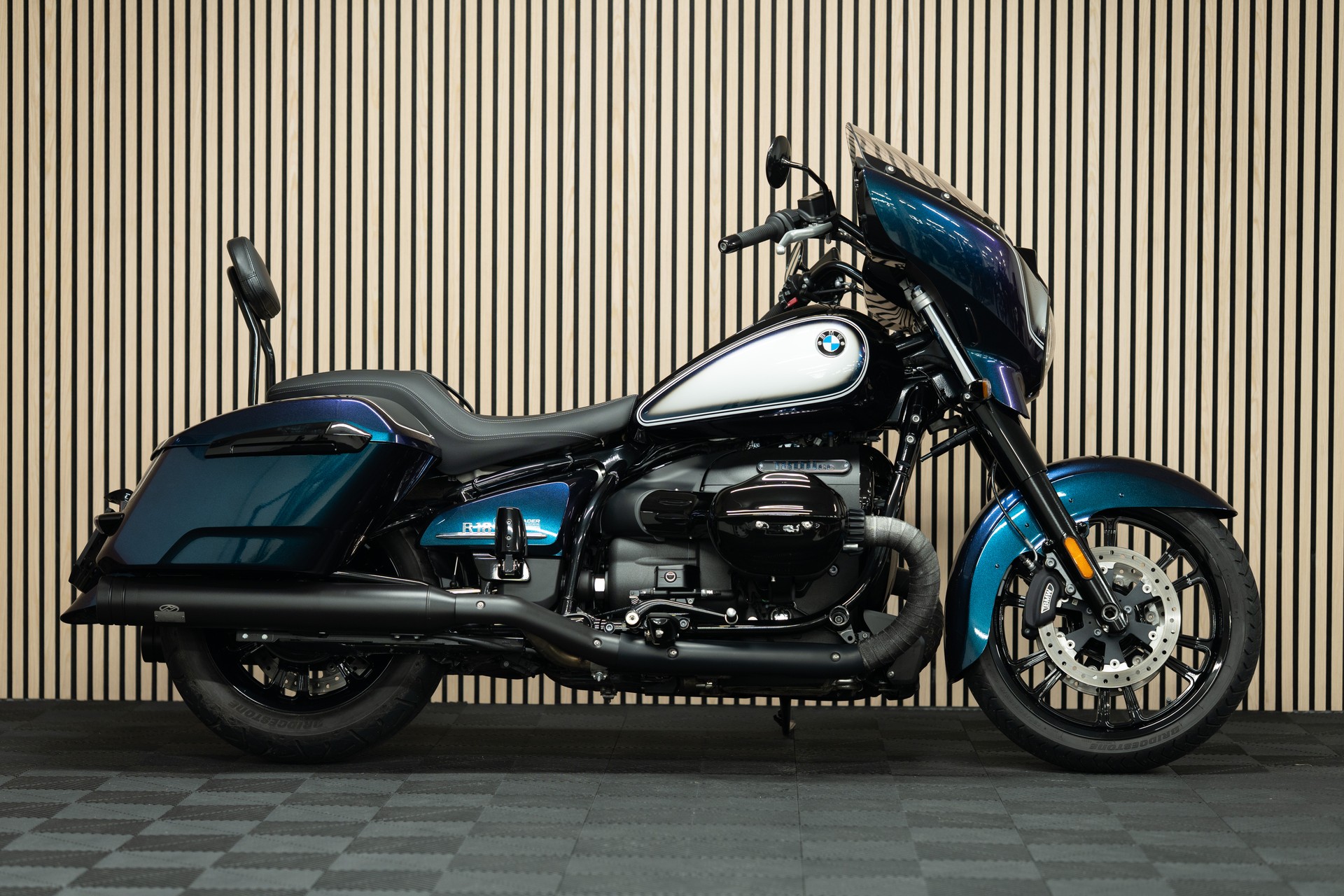 BMW R 18 B mit Jekill & Hyde Klappenauspuffanlage