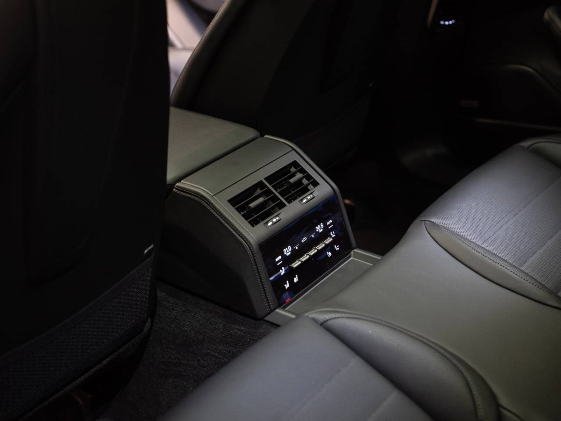 PORSCHE Panamera 4S E-Hybrid-image-18