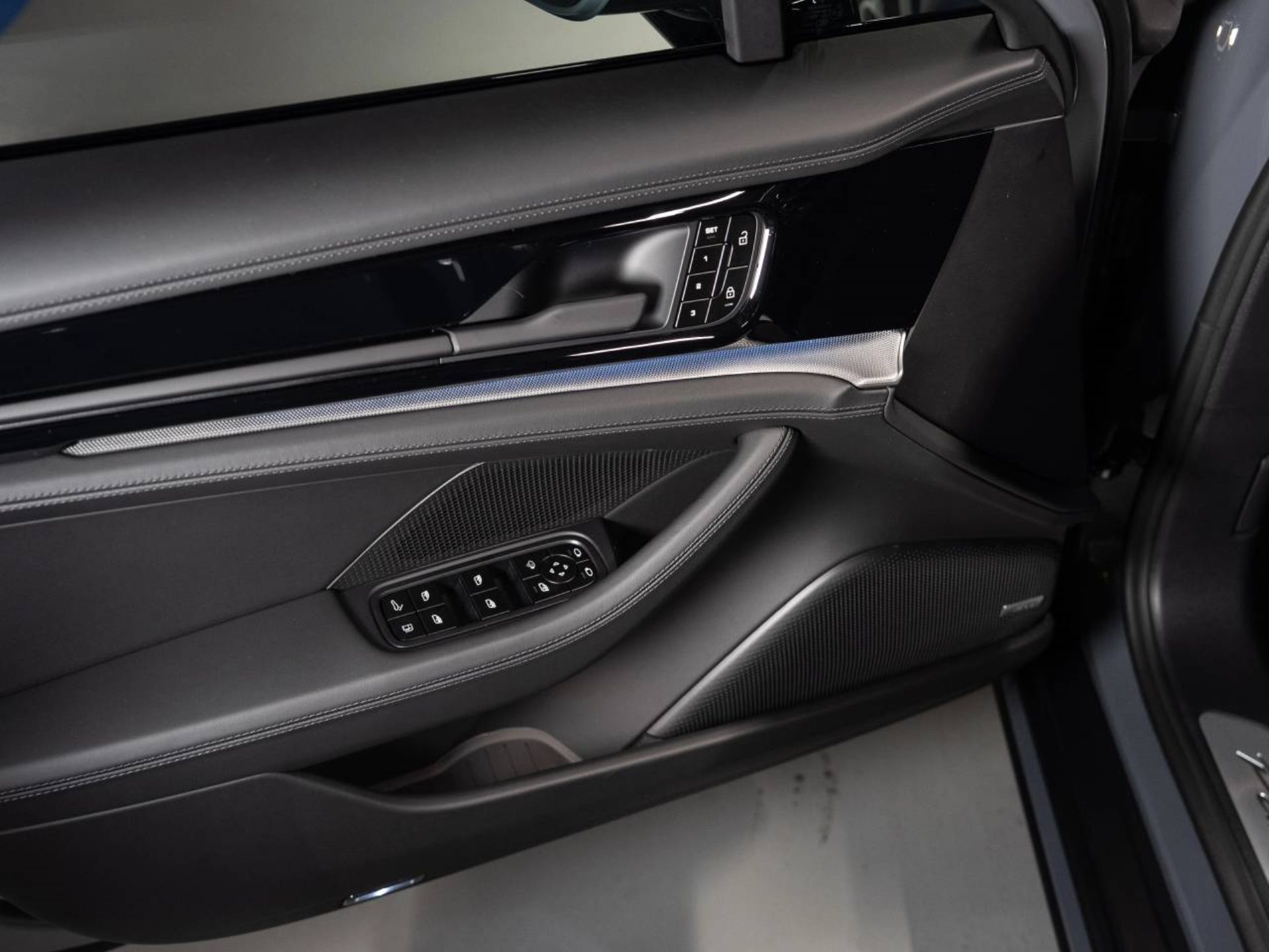 PORSCHE Panamera 4S E-Hybrid-image-15