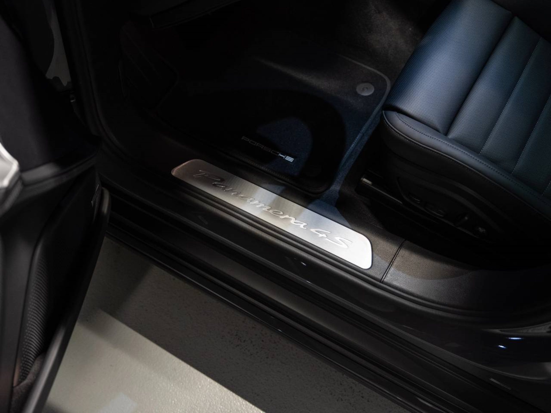 PORSCHE Panamera 4S E-Hybrid-image-19