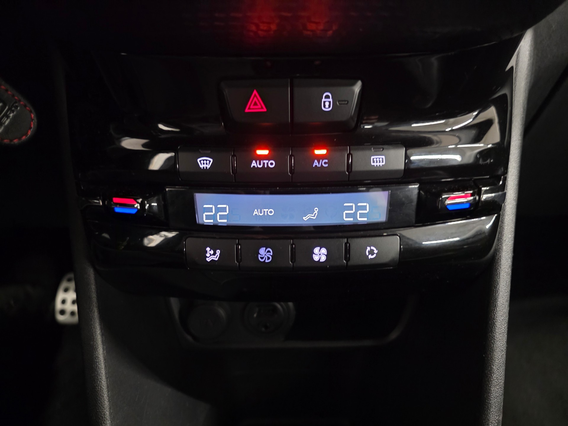 PEUGEOT 208 1.2 PureTech GT Line-image-9