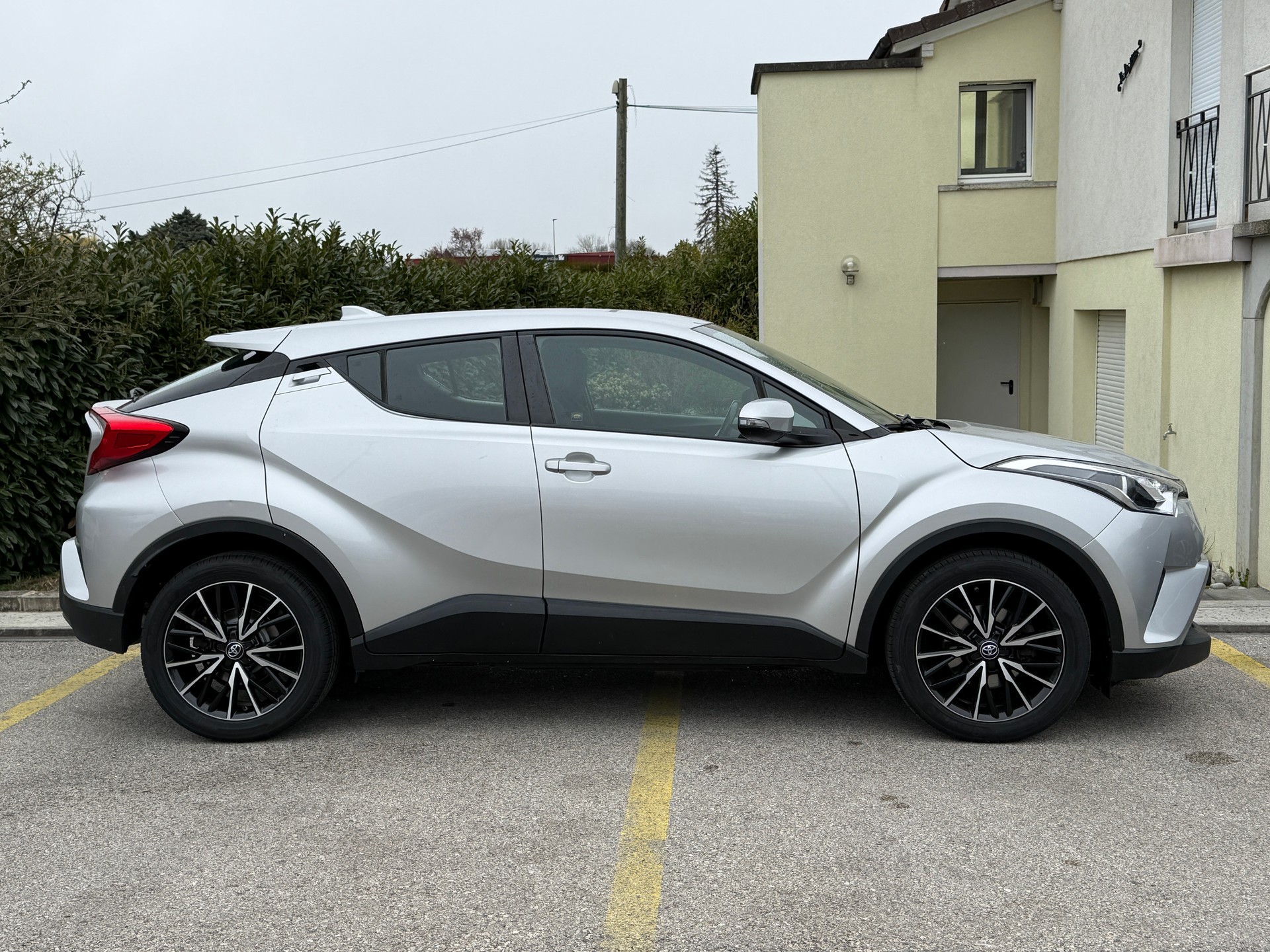TOYOTA C-HR 1.2 Turbo Comfort 4WD Multidrive S - 1ère Main - Nouvelle Expertise : 24.02.2026 - Service fait à 95‘523 km-image-9
