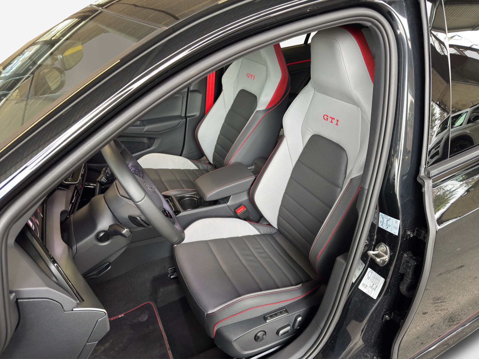 VW Golf 2.0 TSI GTI Edition 50 DSG-image-13