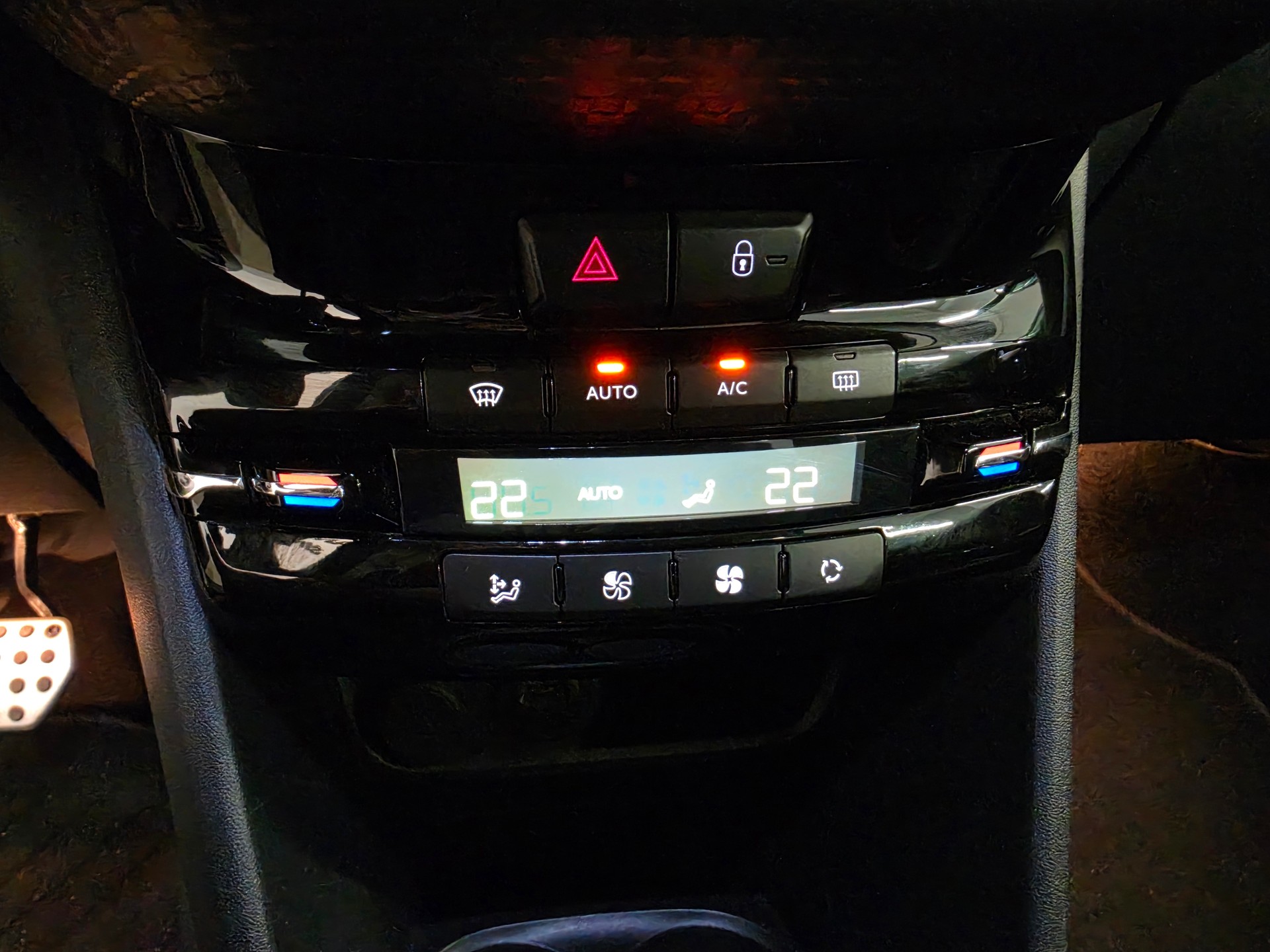 PEUGEOT 208 1.2 PureTech GT Line EAT6-image-10