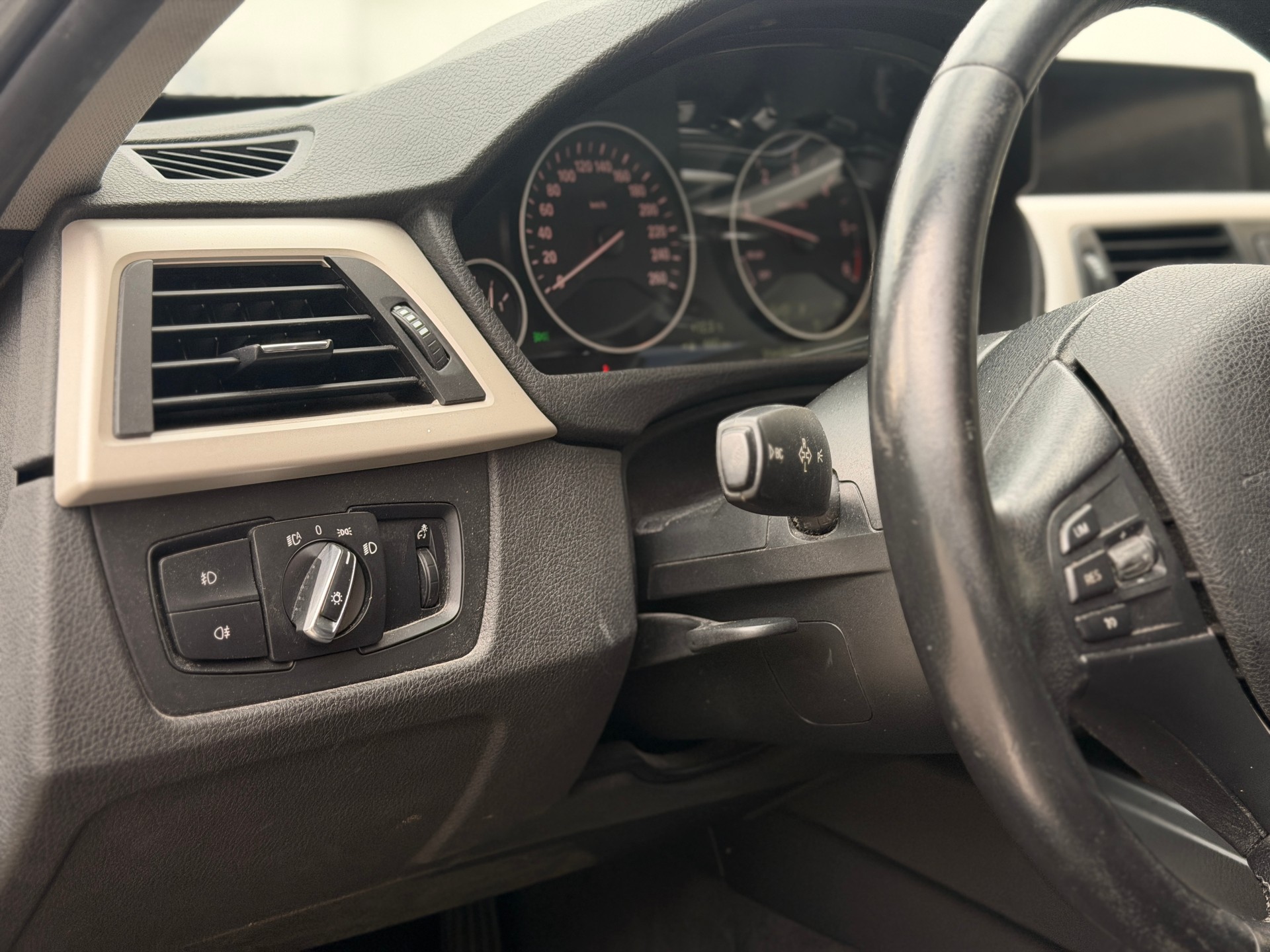 BMW 320d xDrive Touring Steptronic-image-13