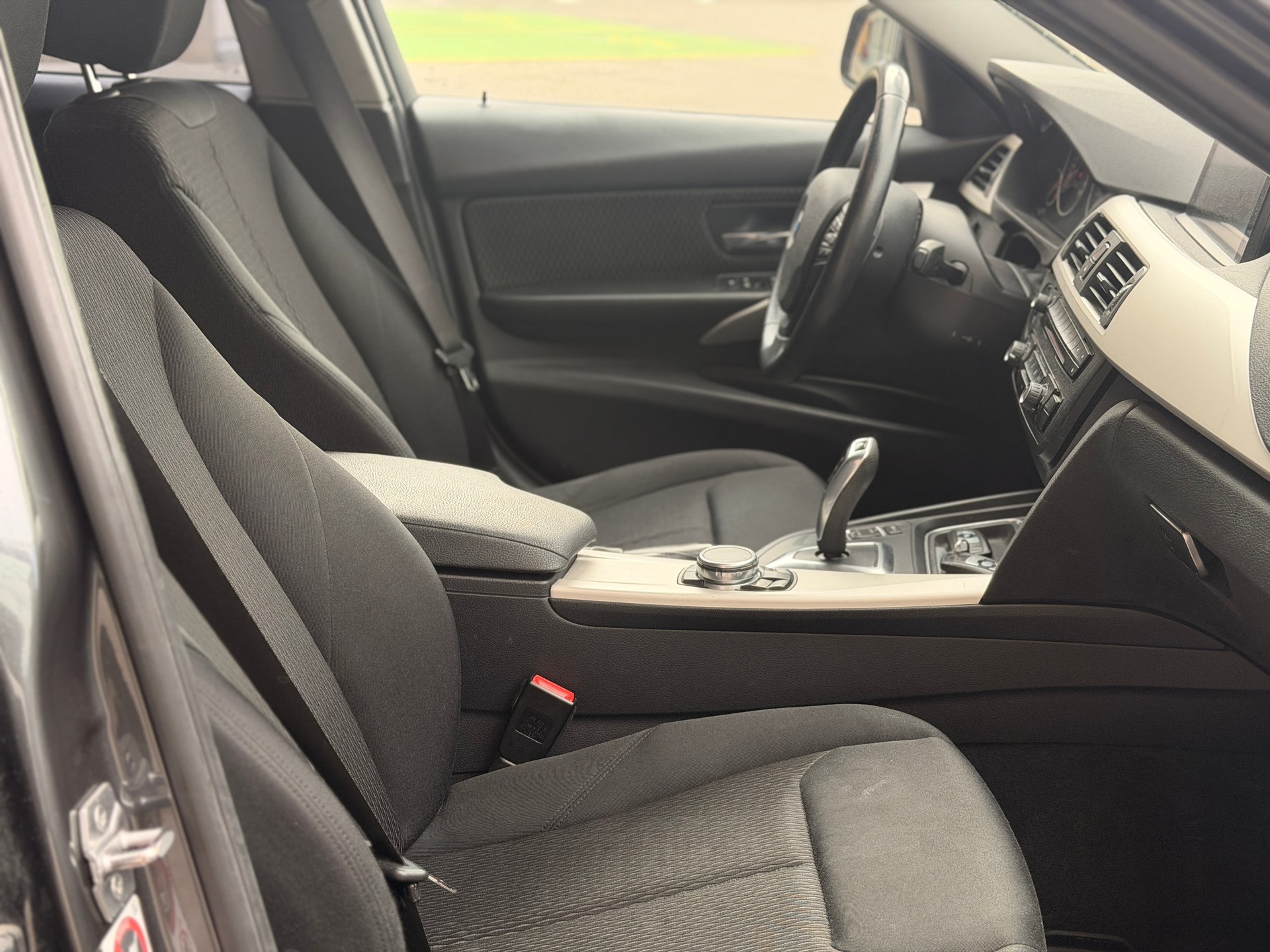 BMW 320d xDrive Touring Steptronic-image-27