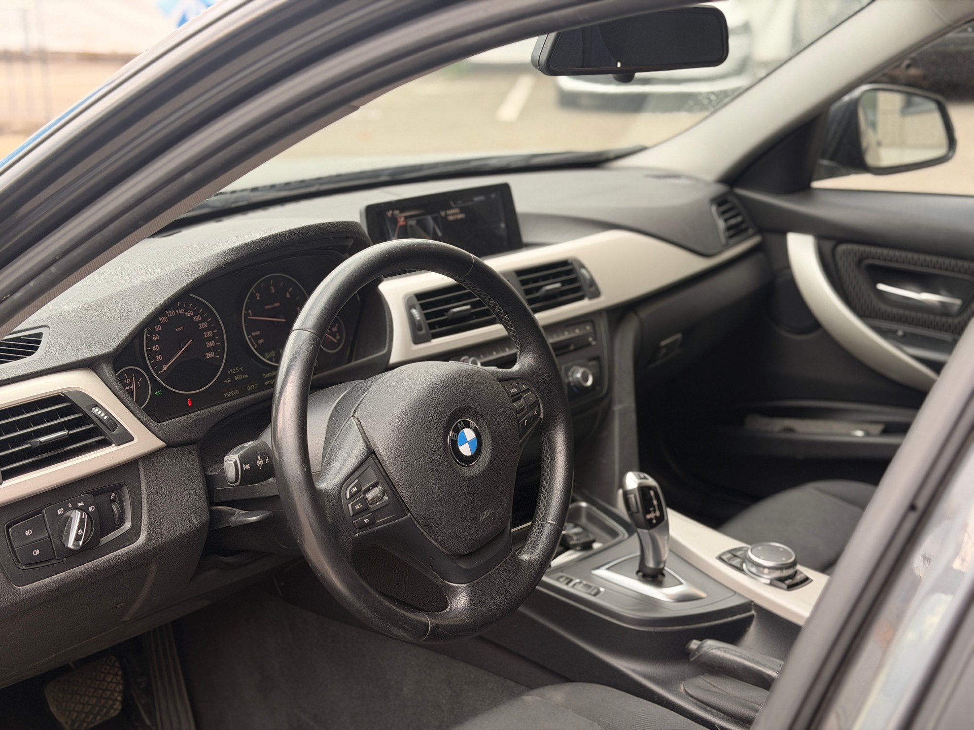 BMW 320d xDrive Touring Steptronic-image-10