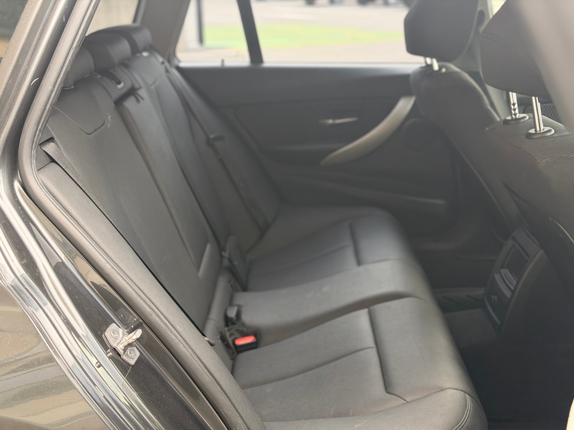 BMW 320d xDrive Touring Steptronic-image-24