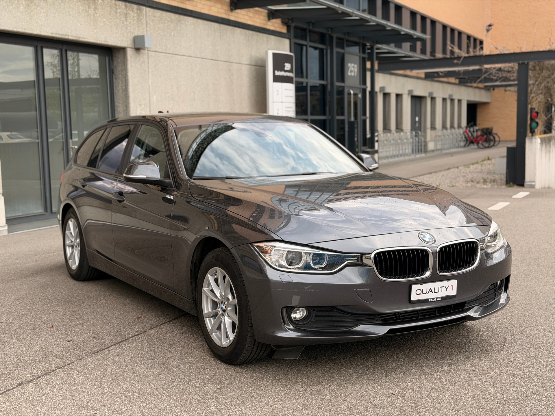 BMW 320d xDrive Touring Steptronic-image-5