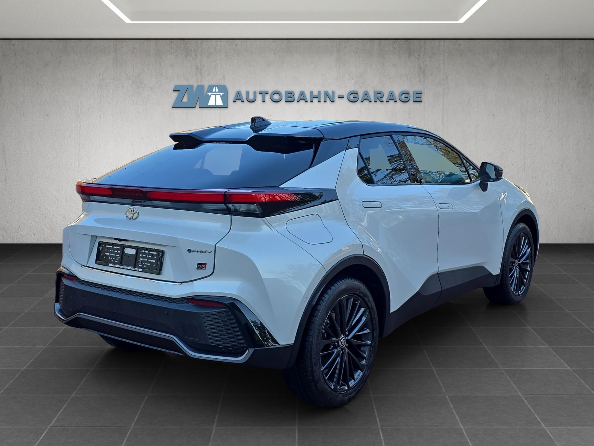 TOYOTA C-HR 2.0 PHEV GR Sport-image-4