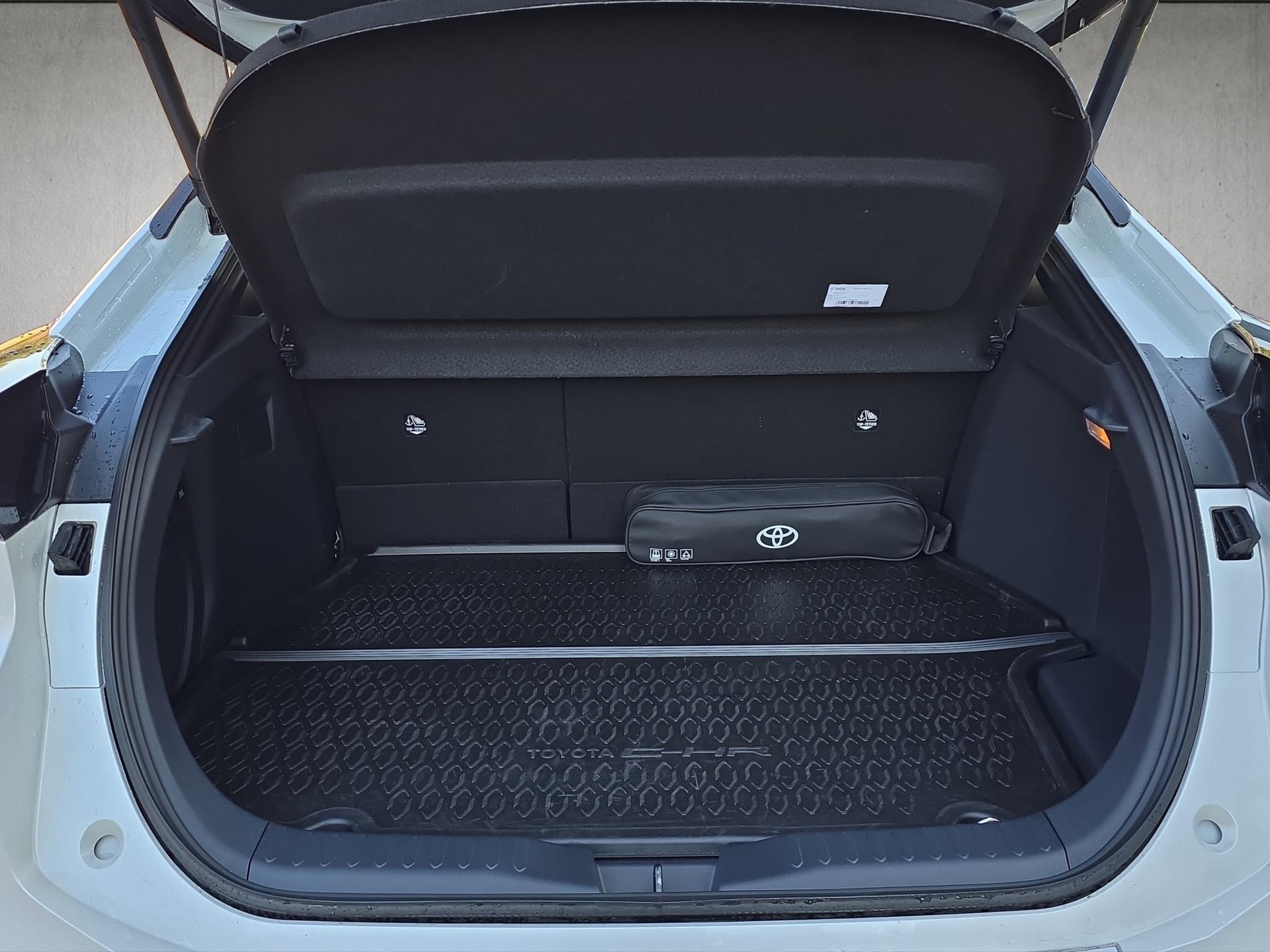 TOYOTA C-HR 2.0 PHEV GR Sport-image-12