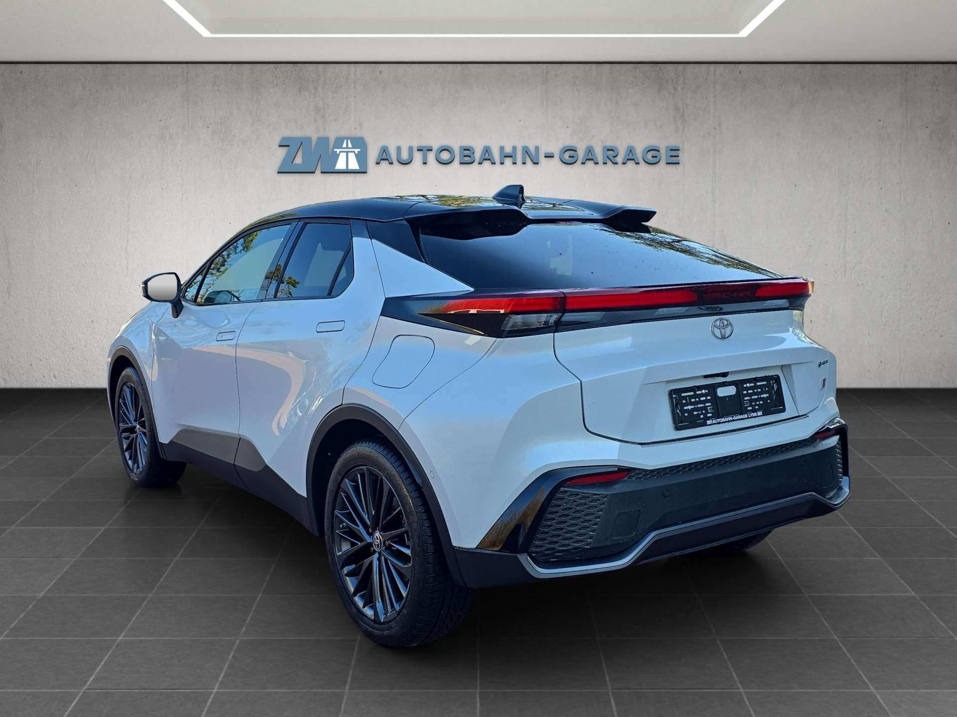 TOYOTA C-HR 2.0 PHEV GR Sport-image-2