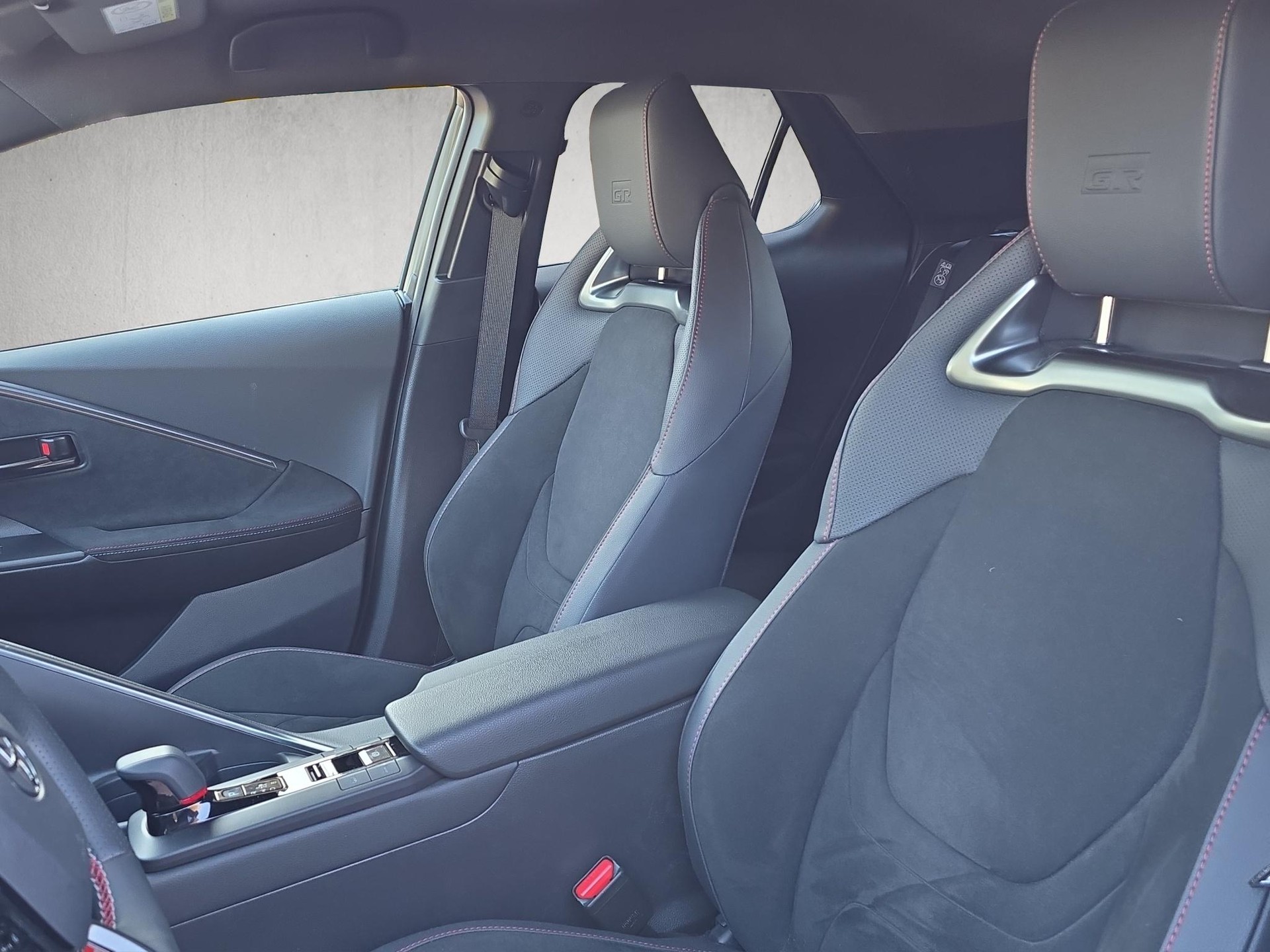 TOYOTA C-HR 2.0 PHEV GR Sport-image-9