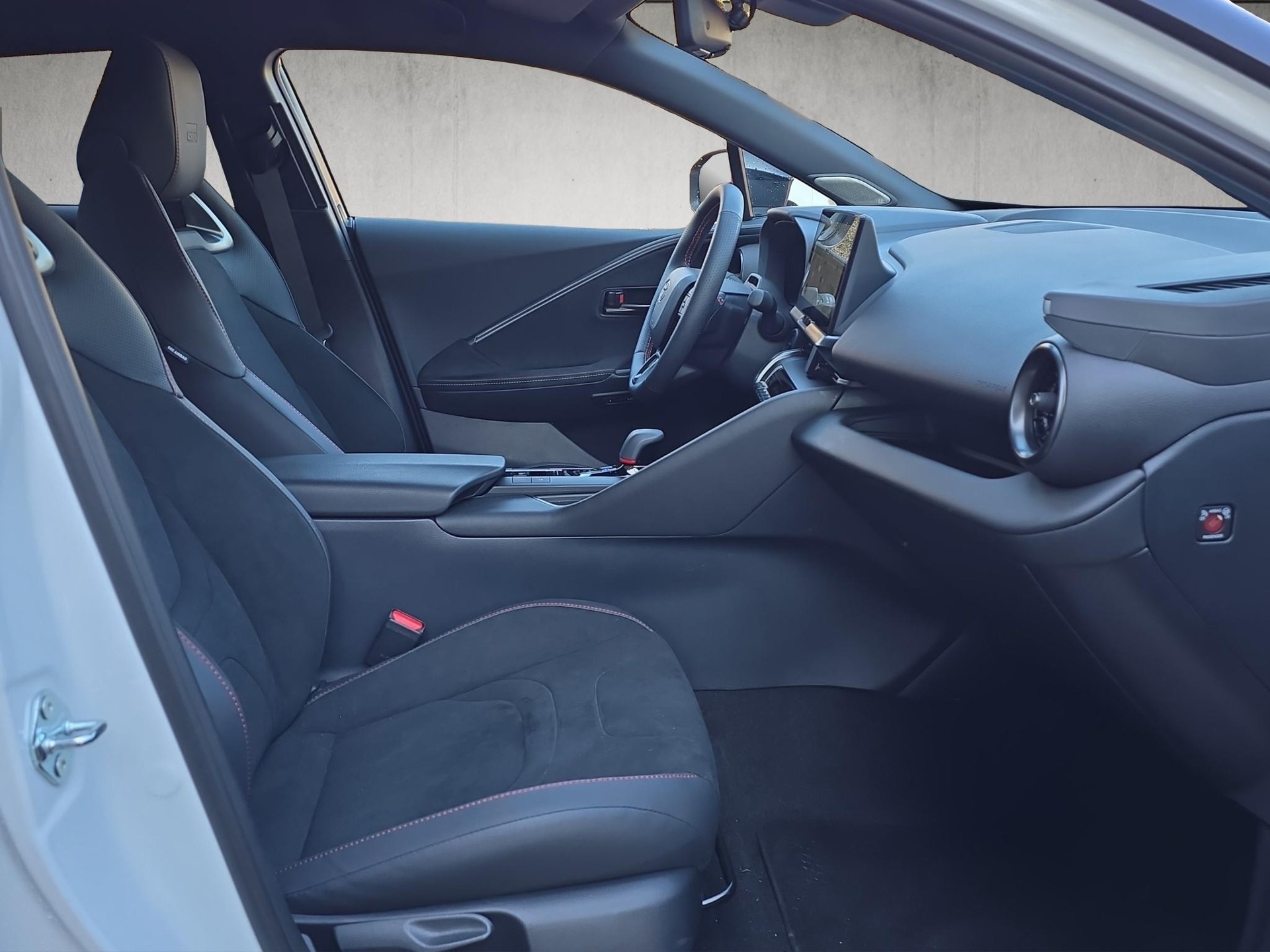 TOYOTA C-HR 2.0 PHEV GR Sport-image-13