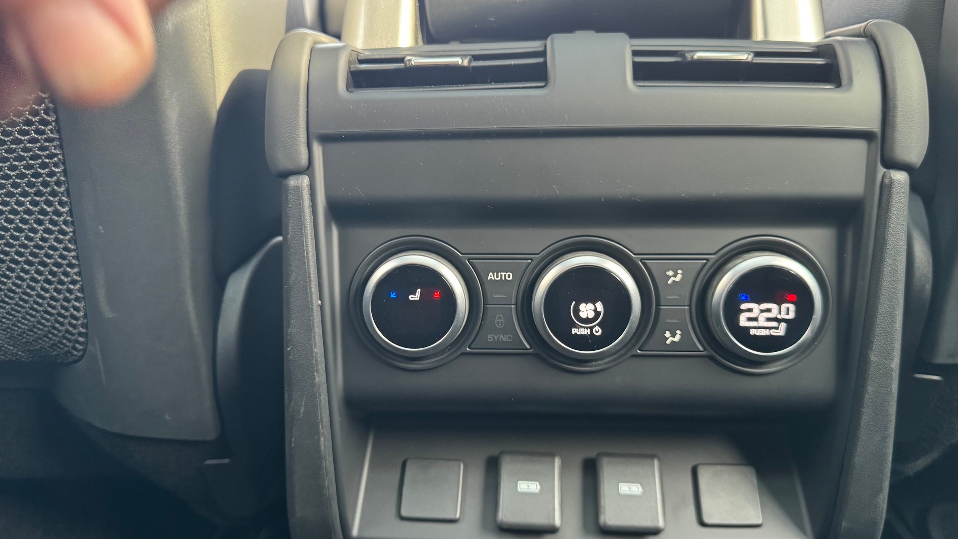 LAND ROVER Defender 130 3.0 D I6 X-Dynamic HSE AWD AT8 *Head-Up-Display*8 Sitzplätze*-image-26
