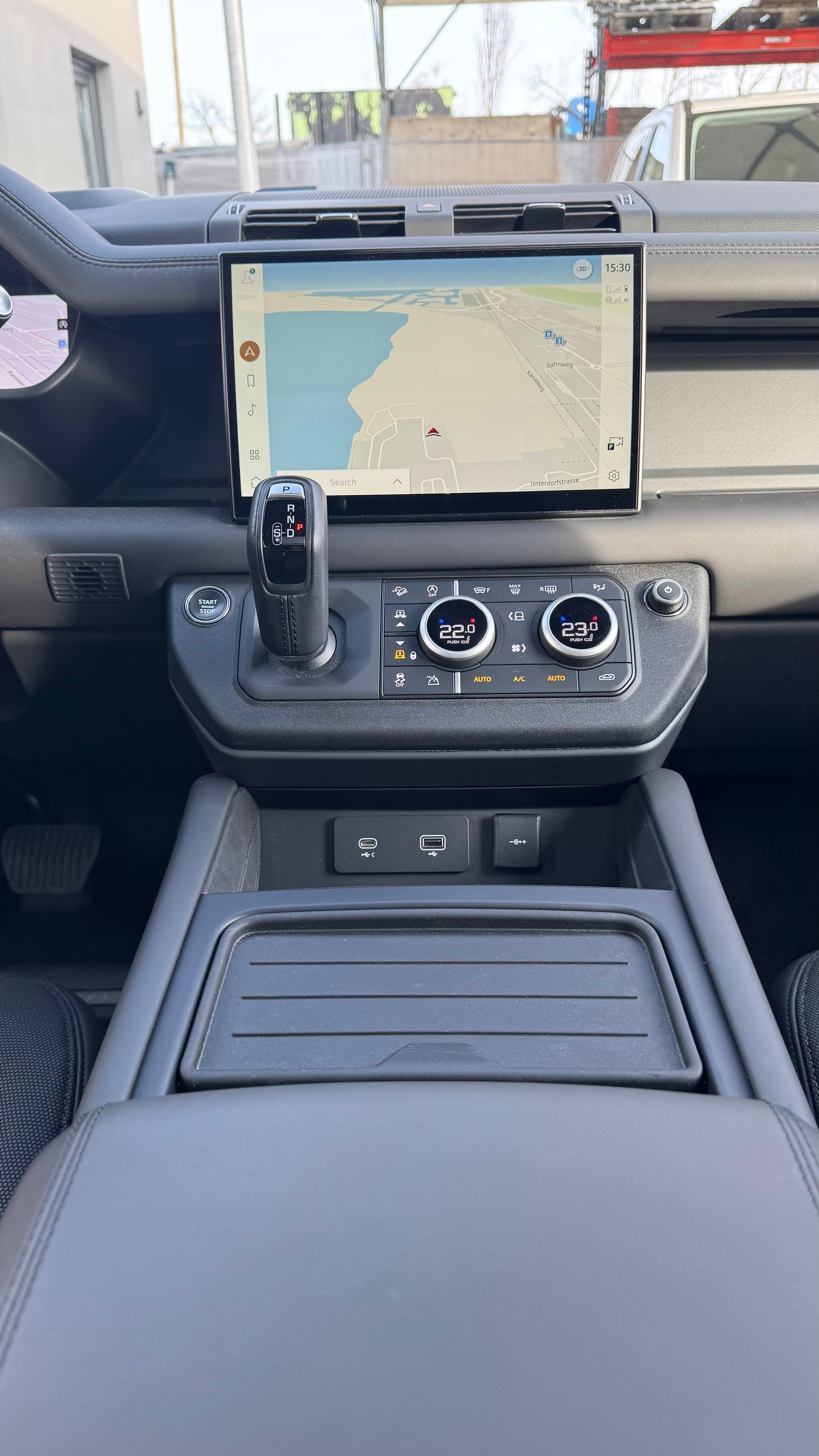 LAND ROVER Defender 130 3.0 D I6 X-Dynamic HSE AWD AT8 *Head-Up-Display*8 Sitzplätze*-image-23