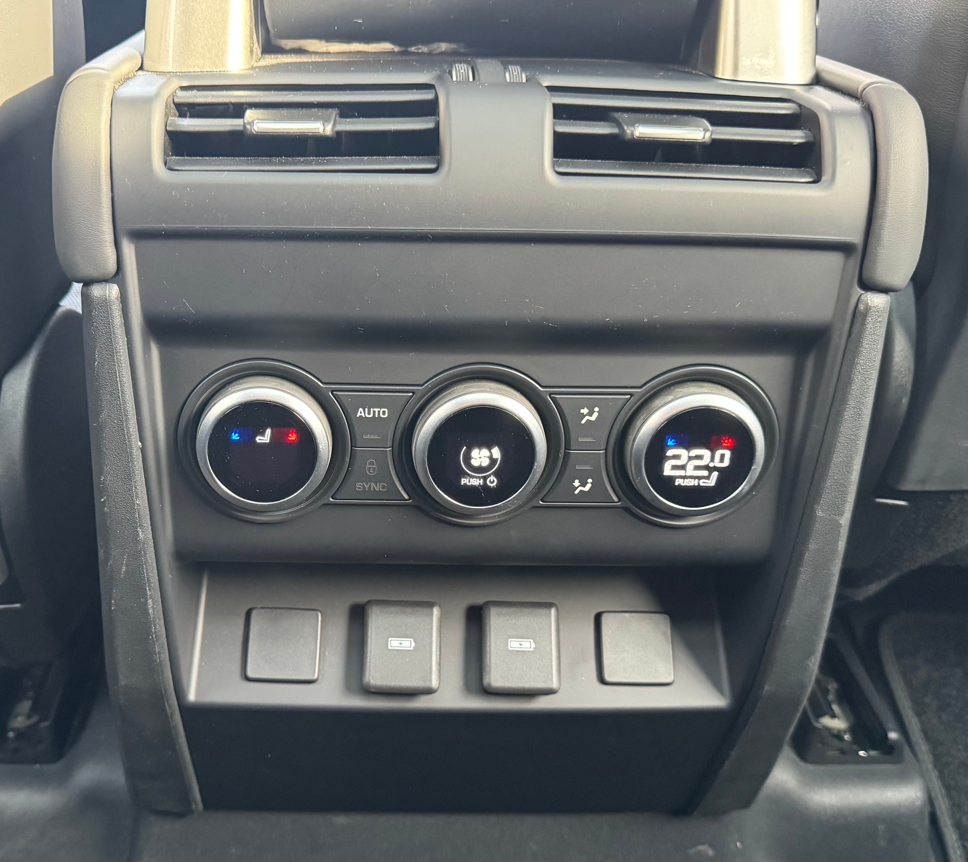 LAND ROVER Defender 130 3.0 D I6 X-Dynamic HSE AWD AT8 *Head-Up-Display*8 Sitzplätze*-image-25