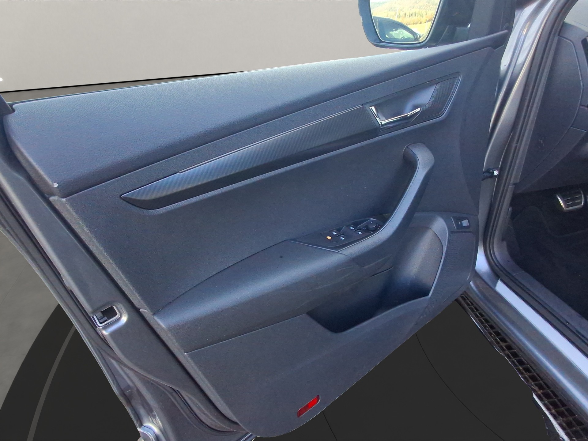 SKODA Karoq 2.0 TSI SportLine 4x4 DSG-image-13