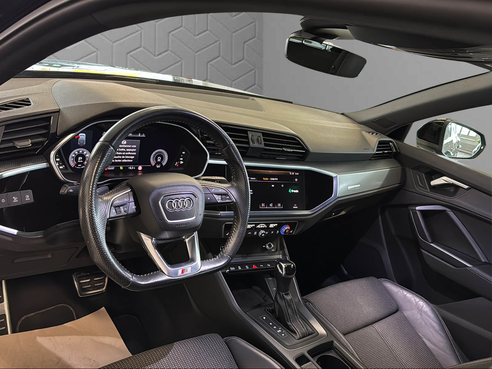 AUDI Q3 Sportback 40 TFSI S line quattro S-tronic-image-11
