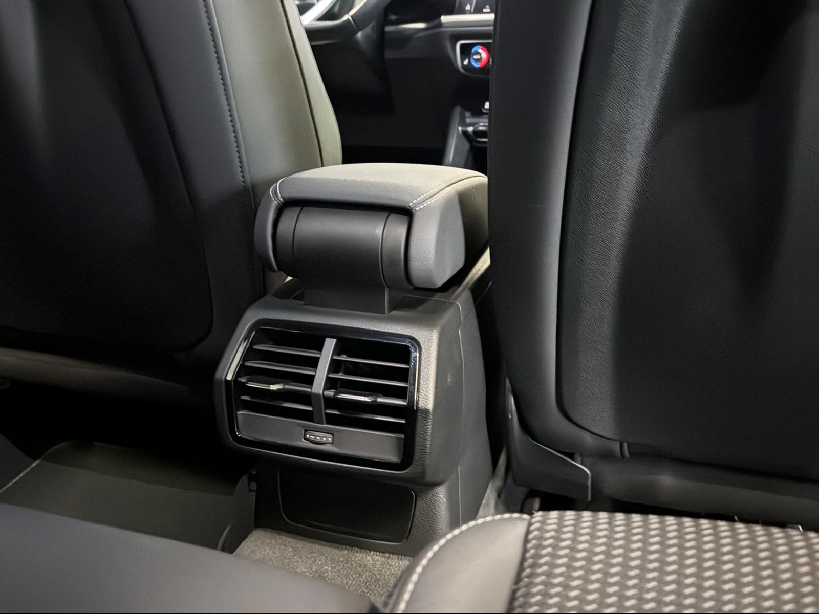 AUDI Q3 Sportback 40 TFSI S line quattro S-tronic-image-16
