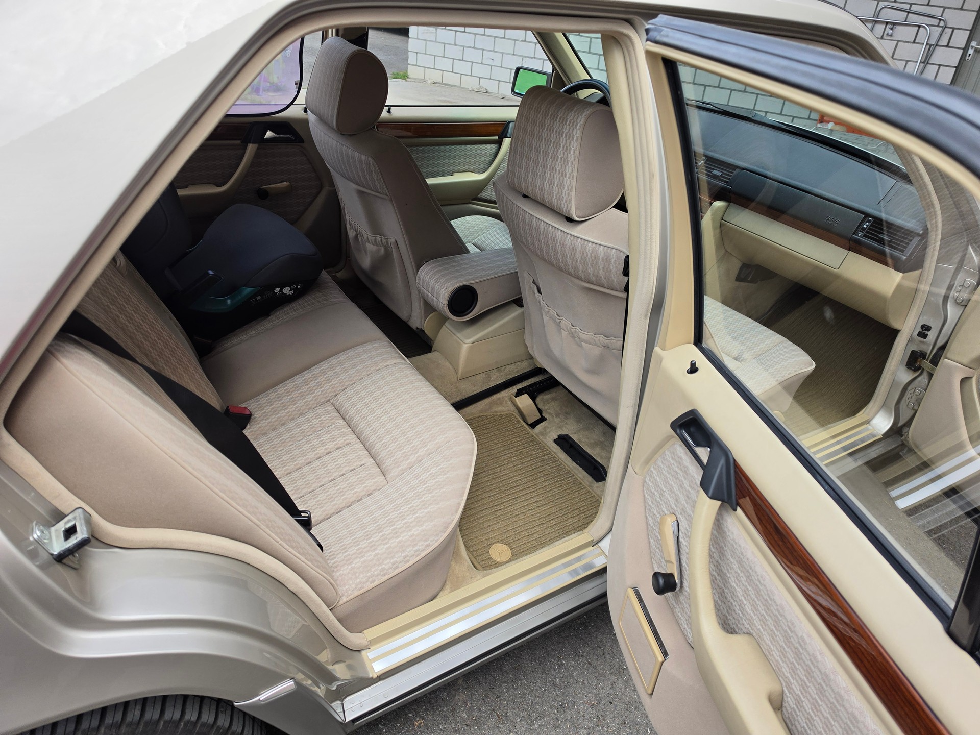 MERCEDES-BENZ 250D W124-image-14