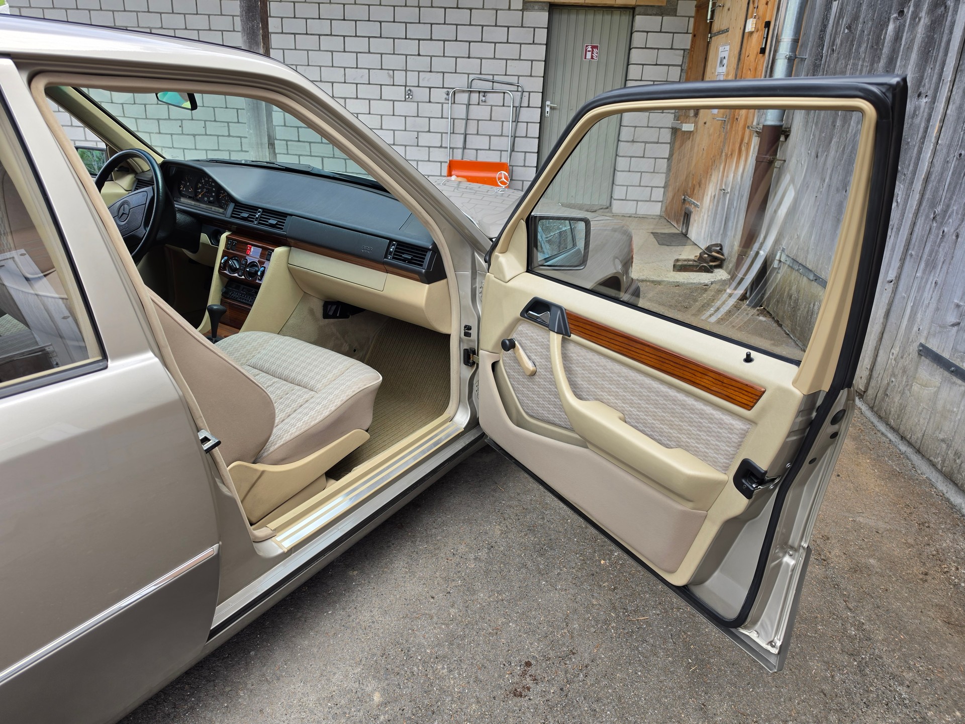 MERCEDES-BENZ 250D W124-image-13
