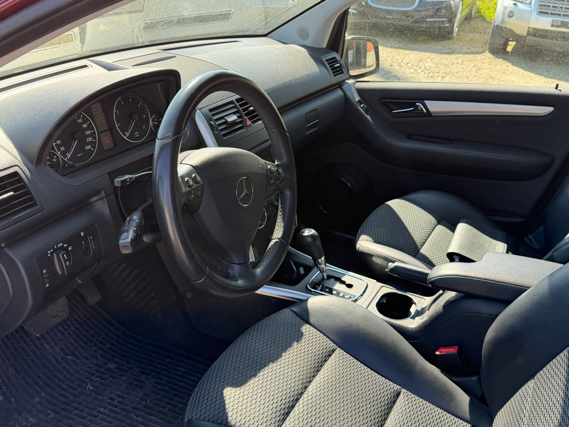MERCEDES-BENZ A 180-image-6
