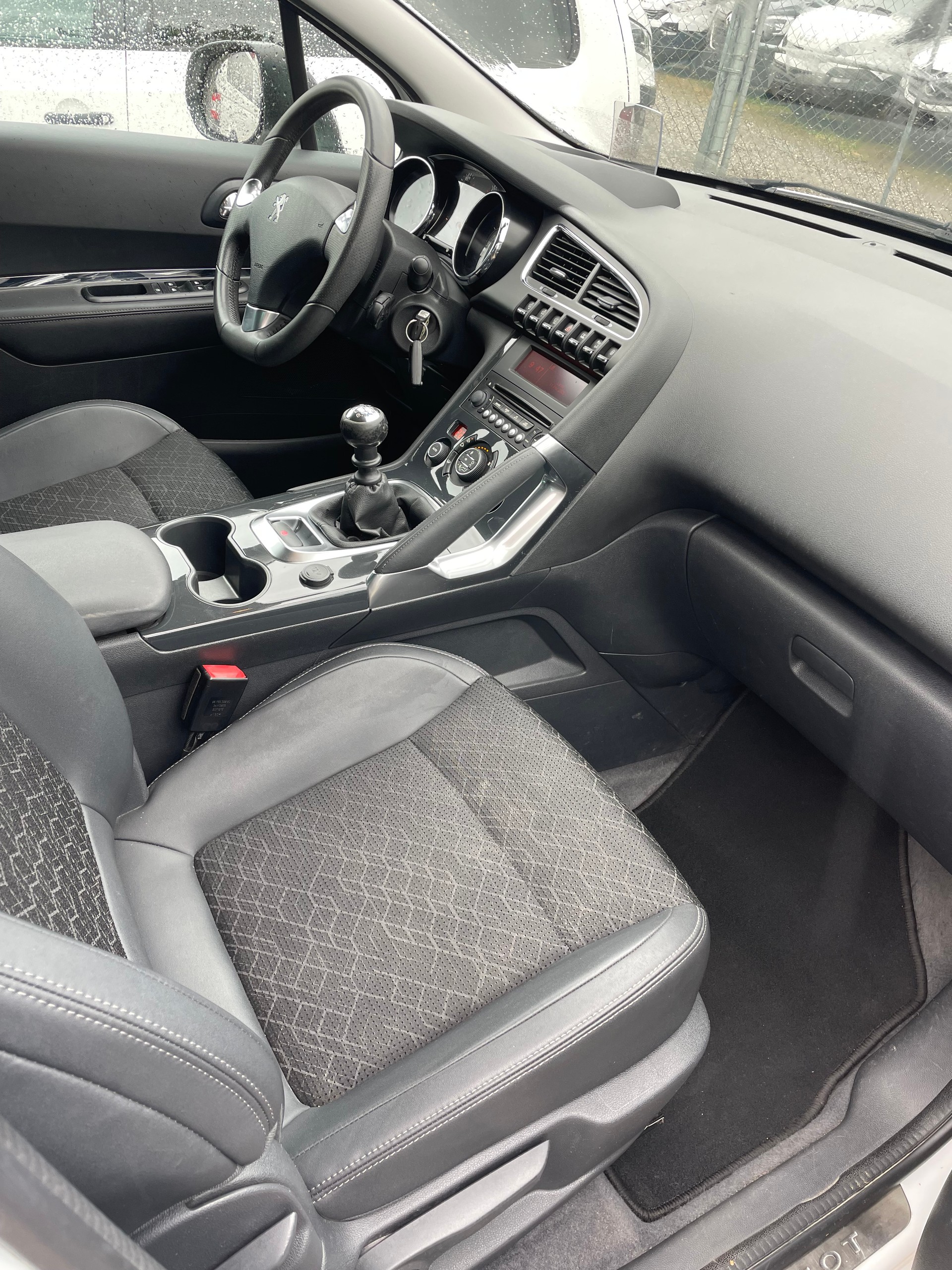 PEUGEOT 3008 1.2 Pure Tech Active-image-12